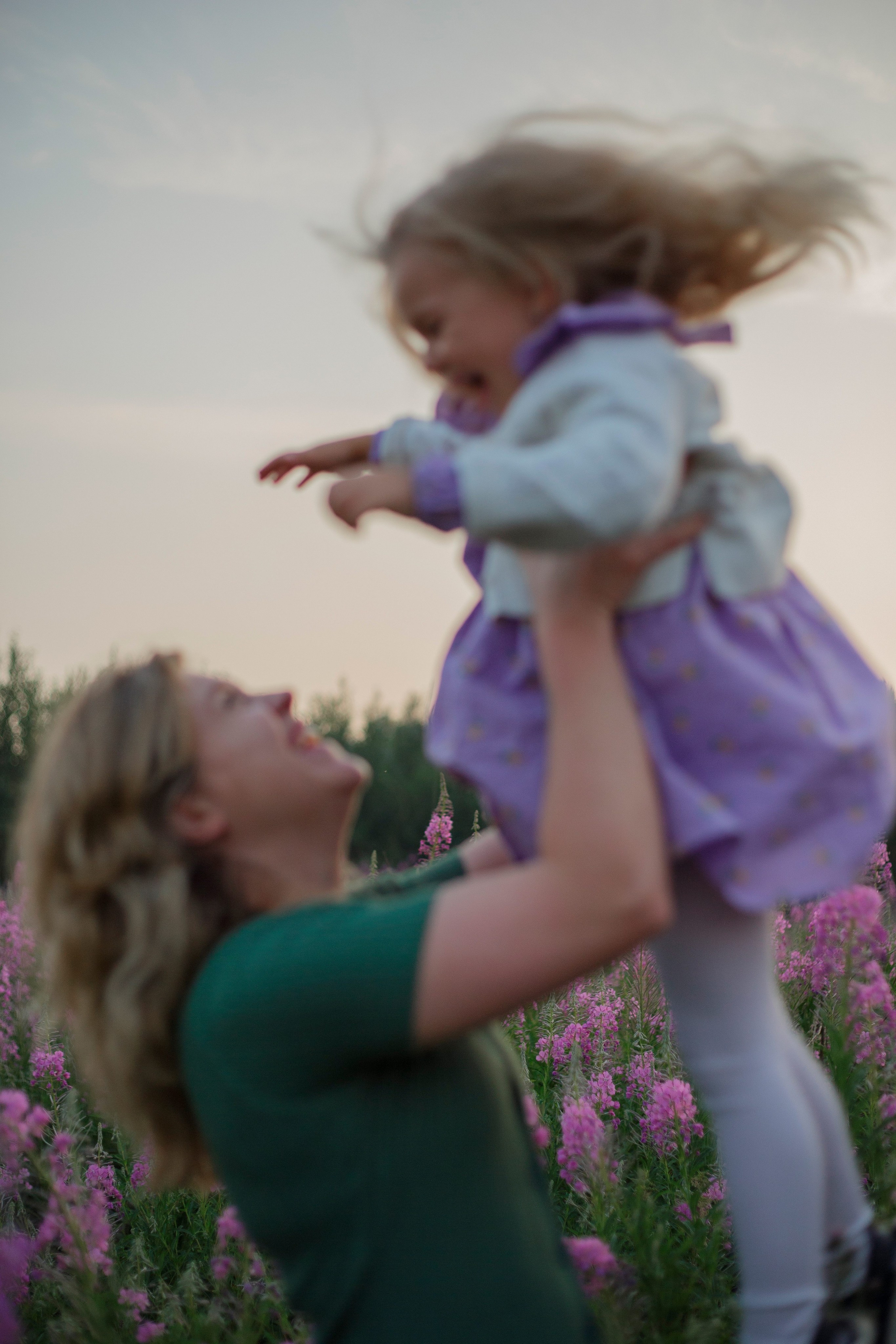 Семейная фотосъемка в поле летом 2023. Марина Рерих — портретный фотограф в Екатеринбурге