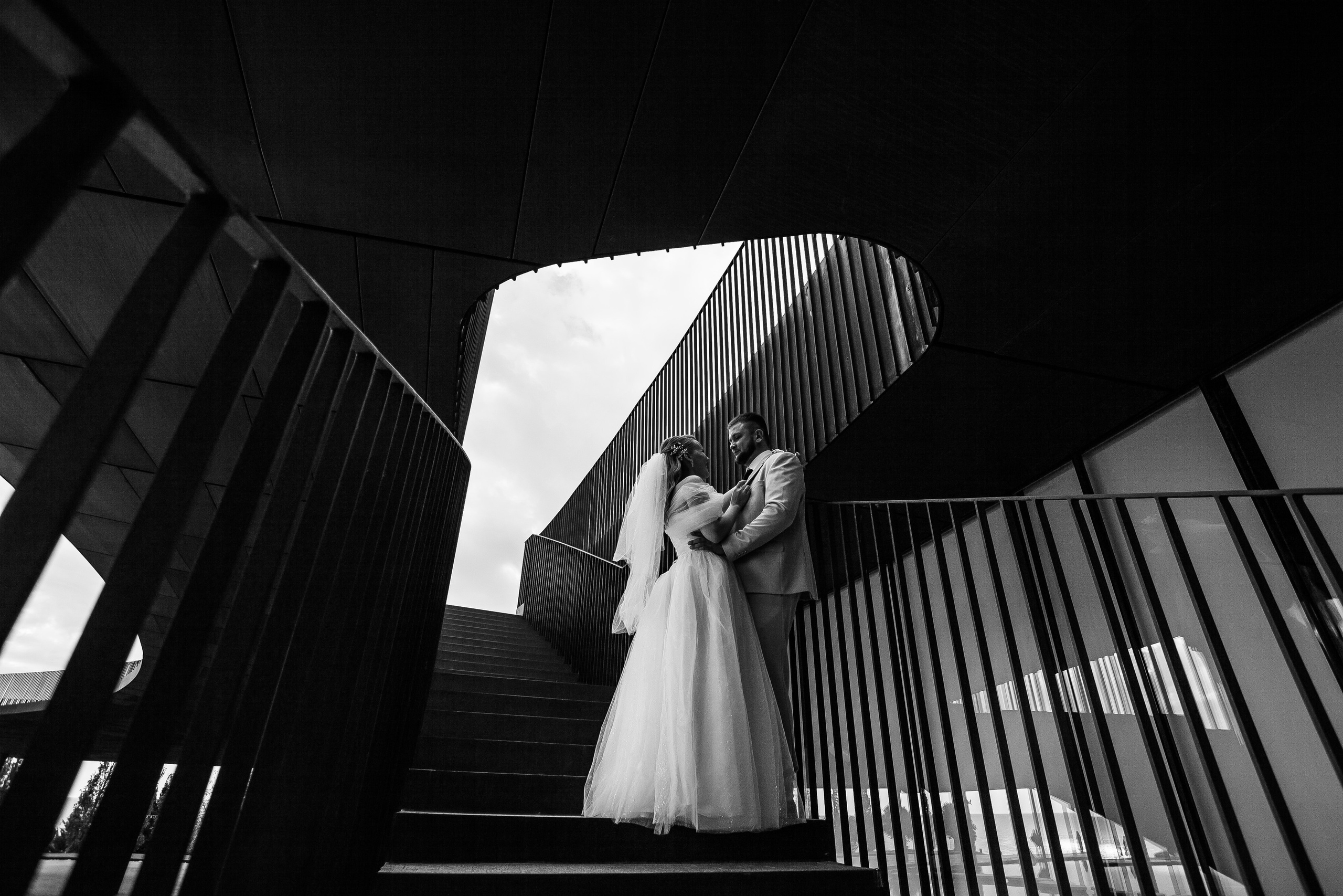 двое обнимаются на лестнице в мрия