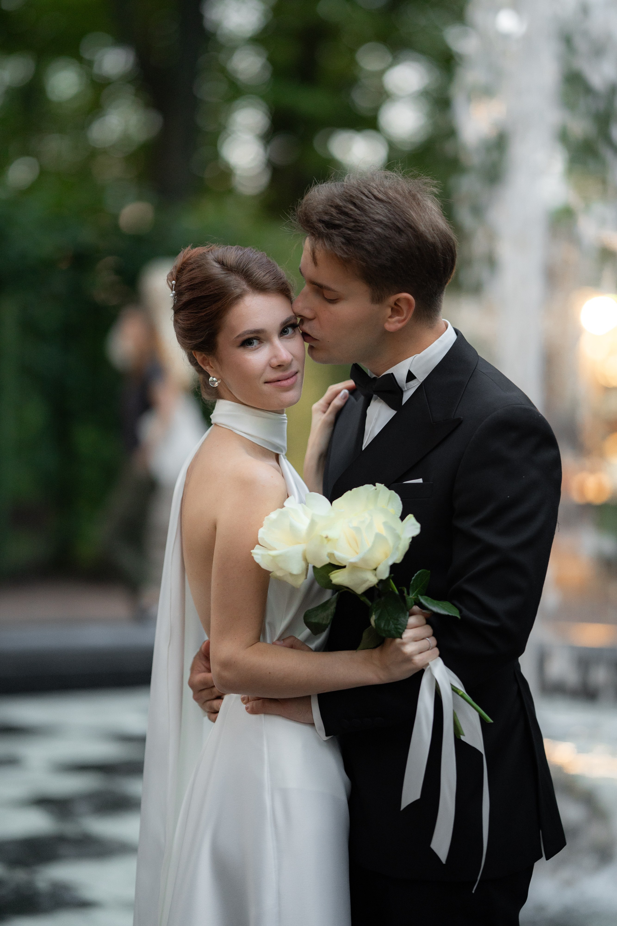 Жених и невеста в Летнем саду на закате солнца на вечерней свадебной фотосессии