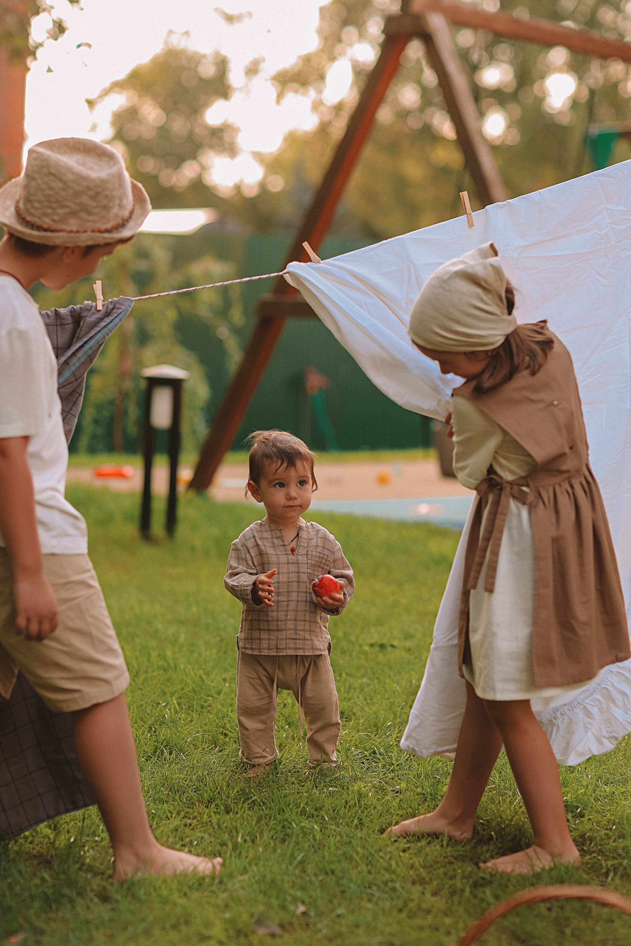 Стирка у дома. Семейный фотограф Тюмень, фотограф на роды Салмина Мария