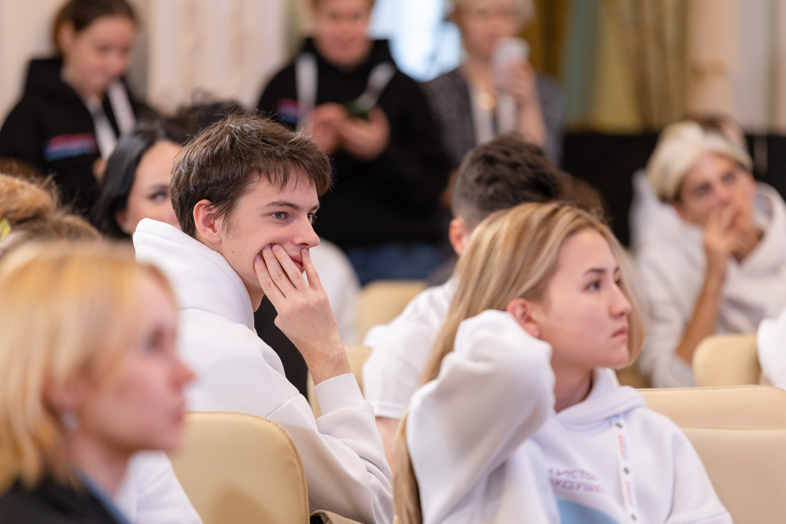На стульях сидят участники Чемпионата в разных позах.