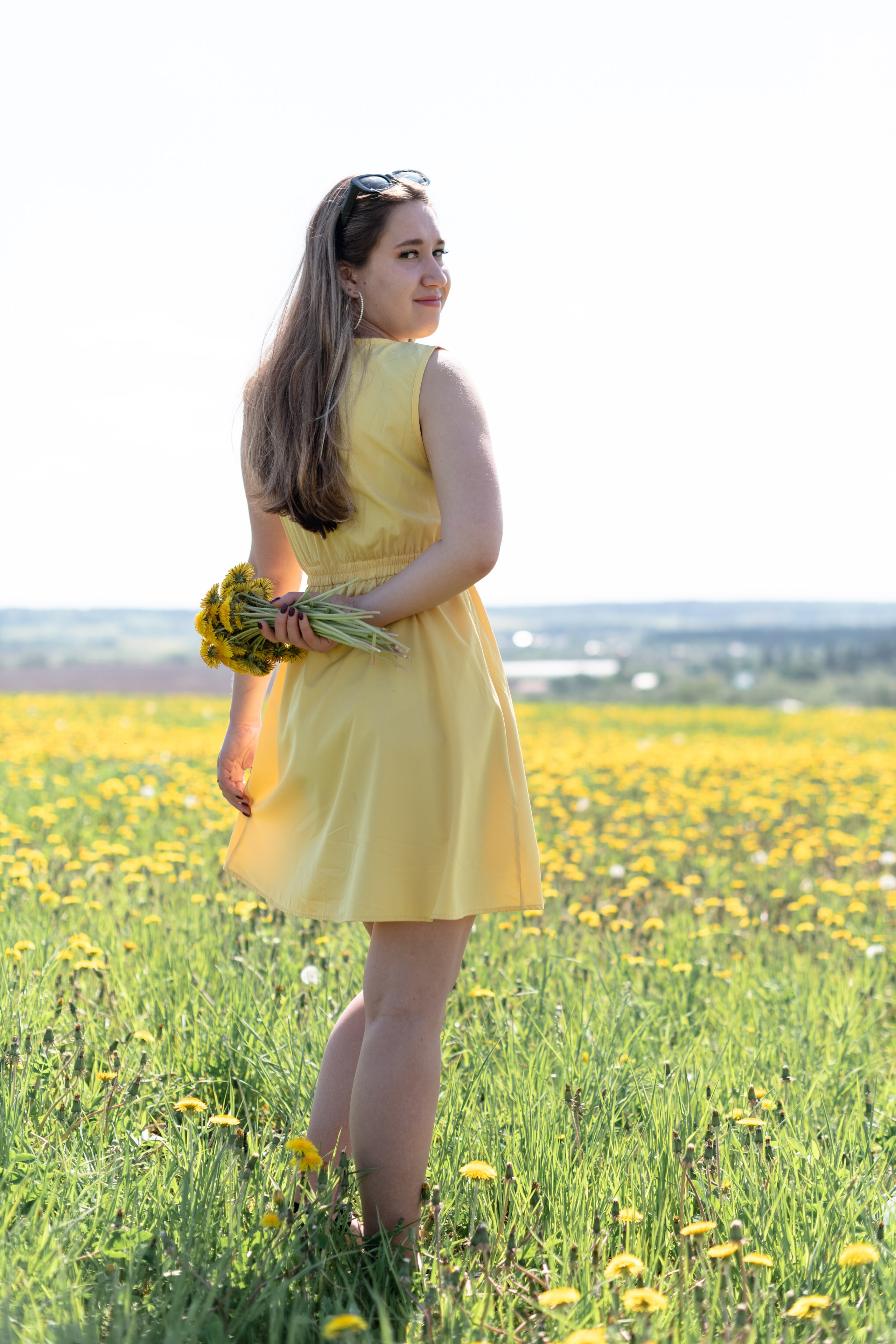 девушка в поле жёлтых одуванчиков