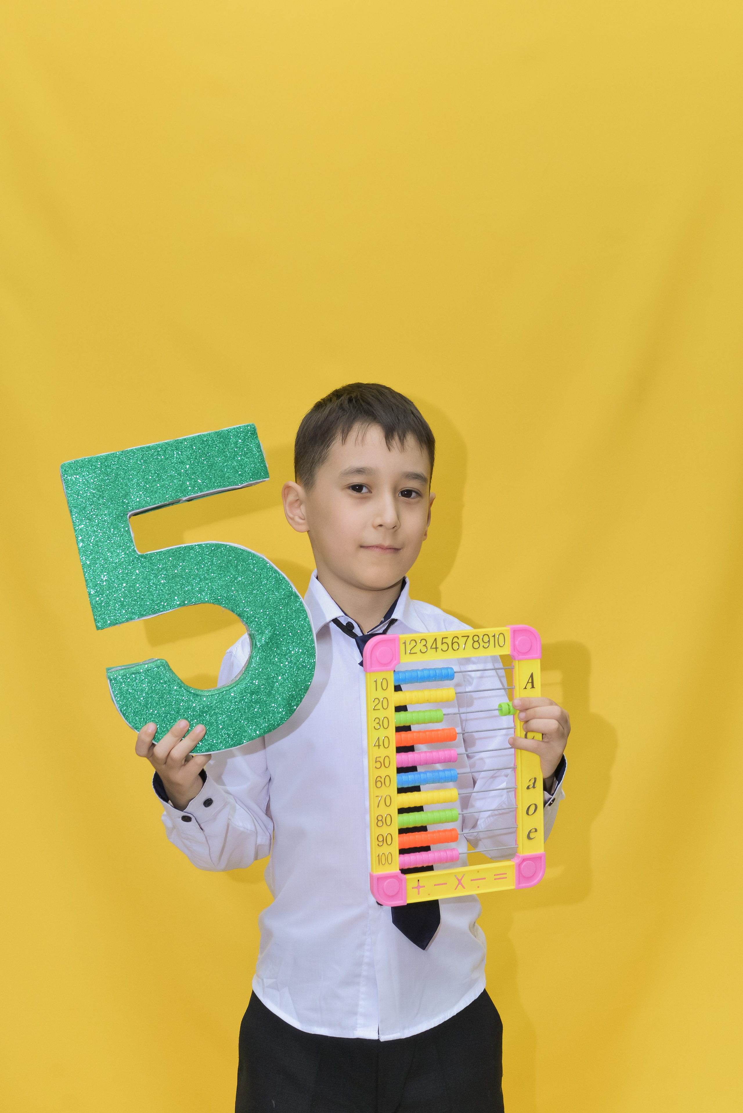 2 класс. На жёлтом фоне. «Веселые карандаши». Детский и школьный фотограф в Костанае Рабига Сейткенова