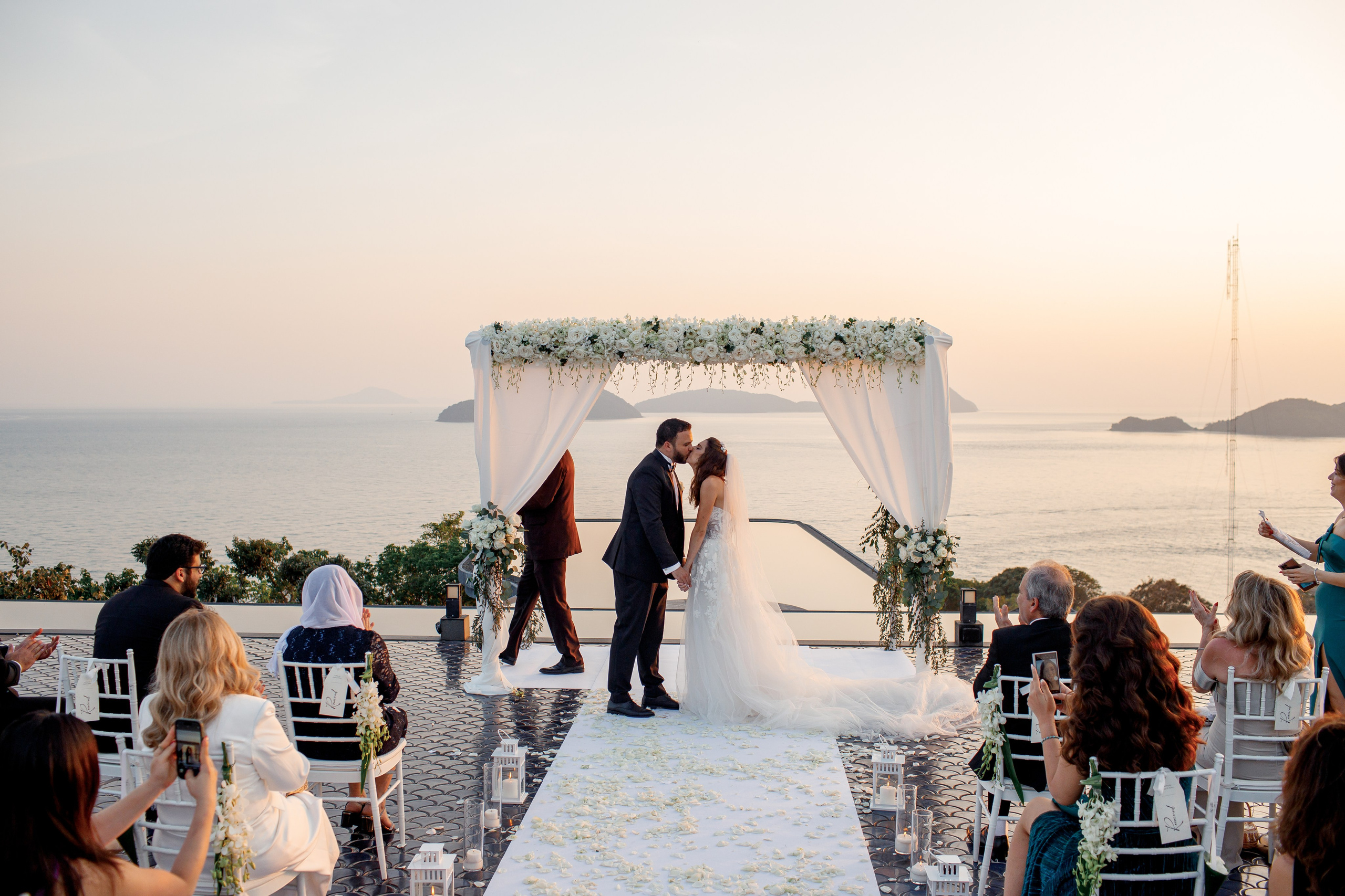 Свадьба с гостями на Пхукете. Фотограф на Пхукете в Таиланде