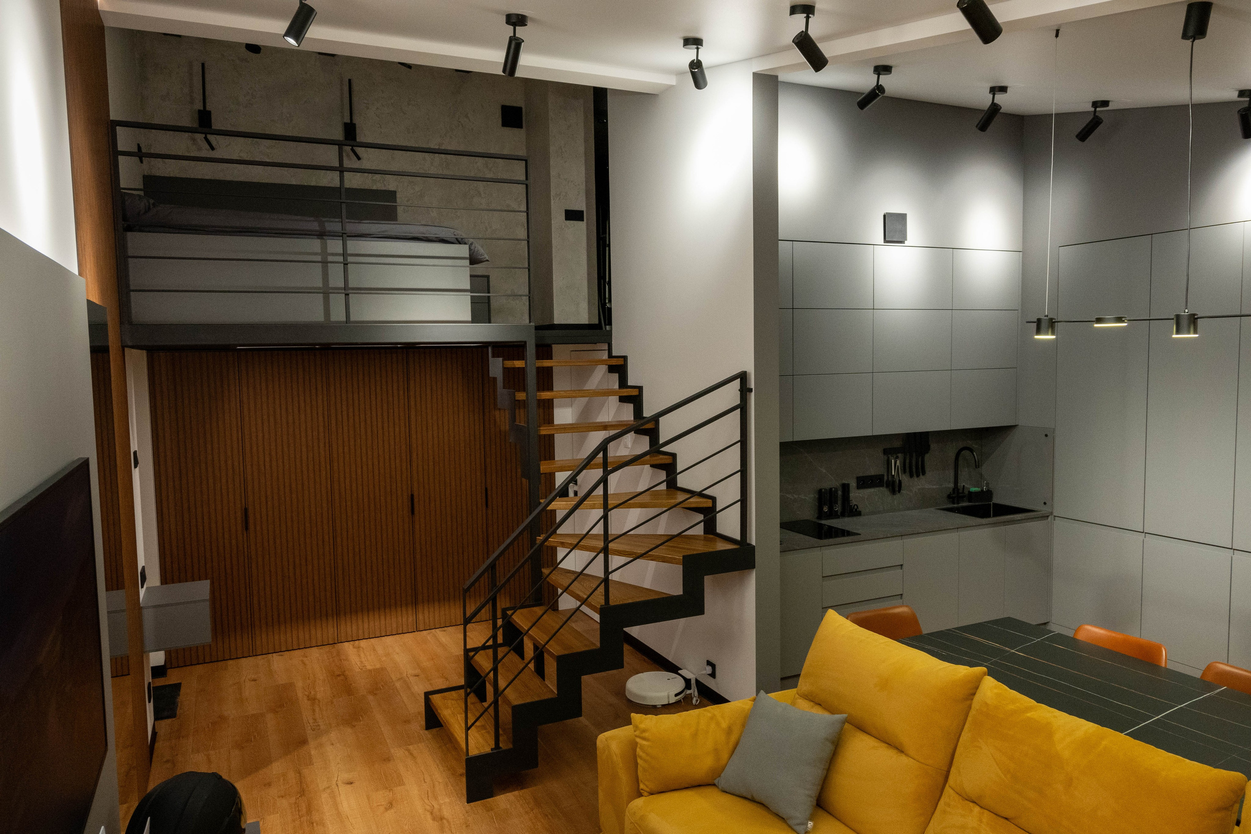 The apartment is on two levels. Fotograf Dmitrii Donets