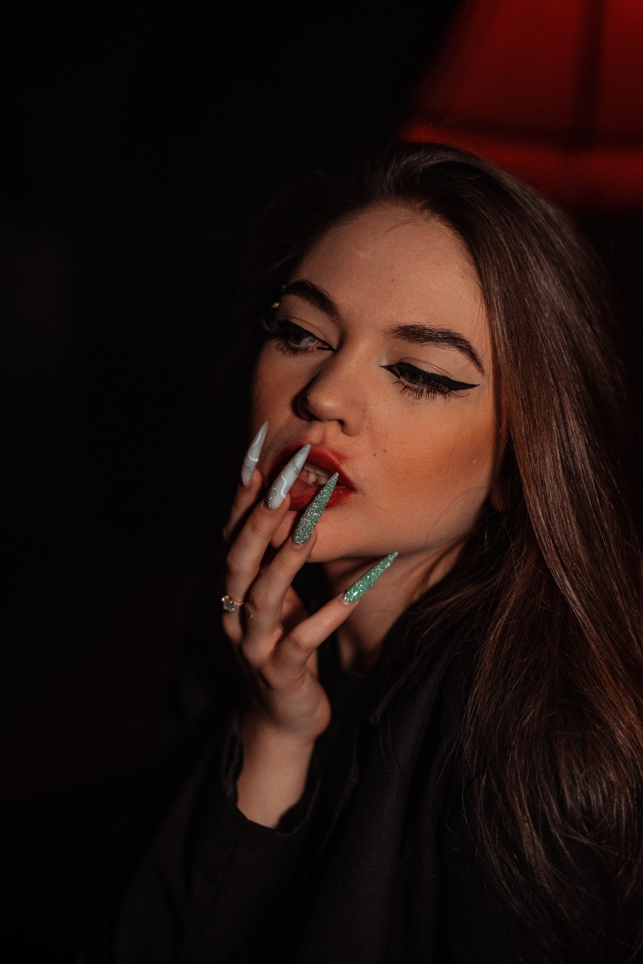 Лиза. Женский фотограф. Создатель украшений ручной работы. Модель