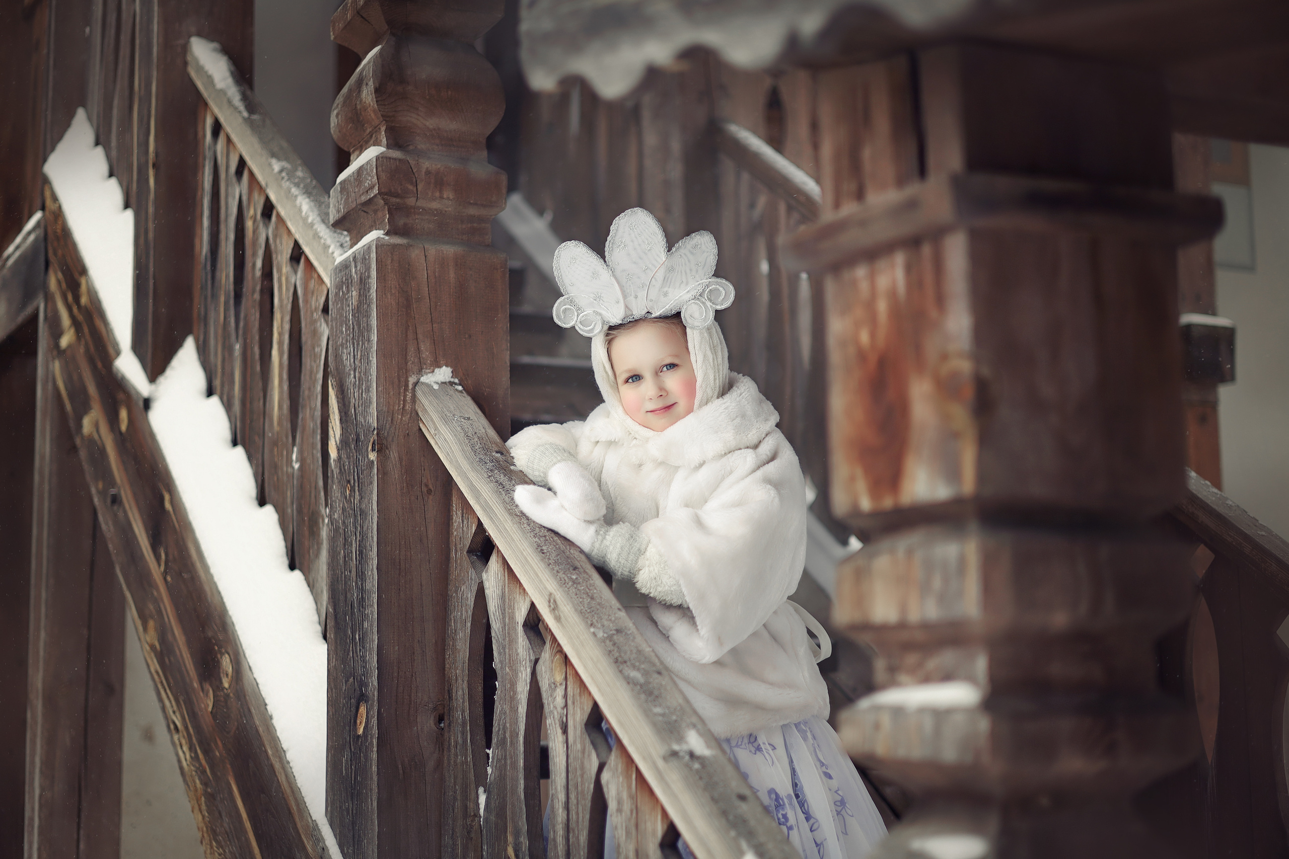 снегурочка девочка в белой шубке на крыльце