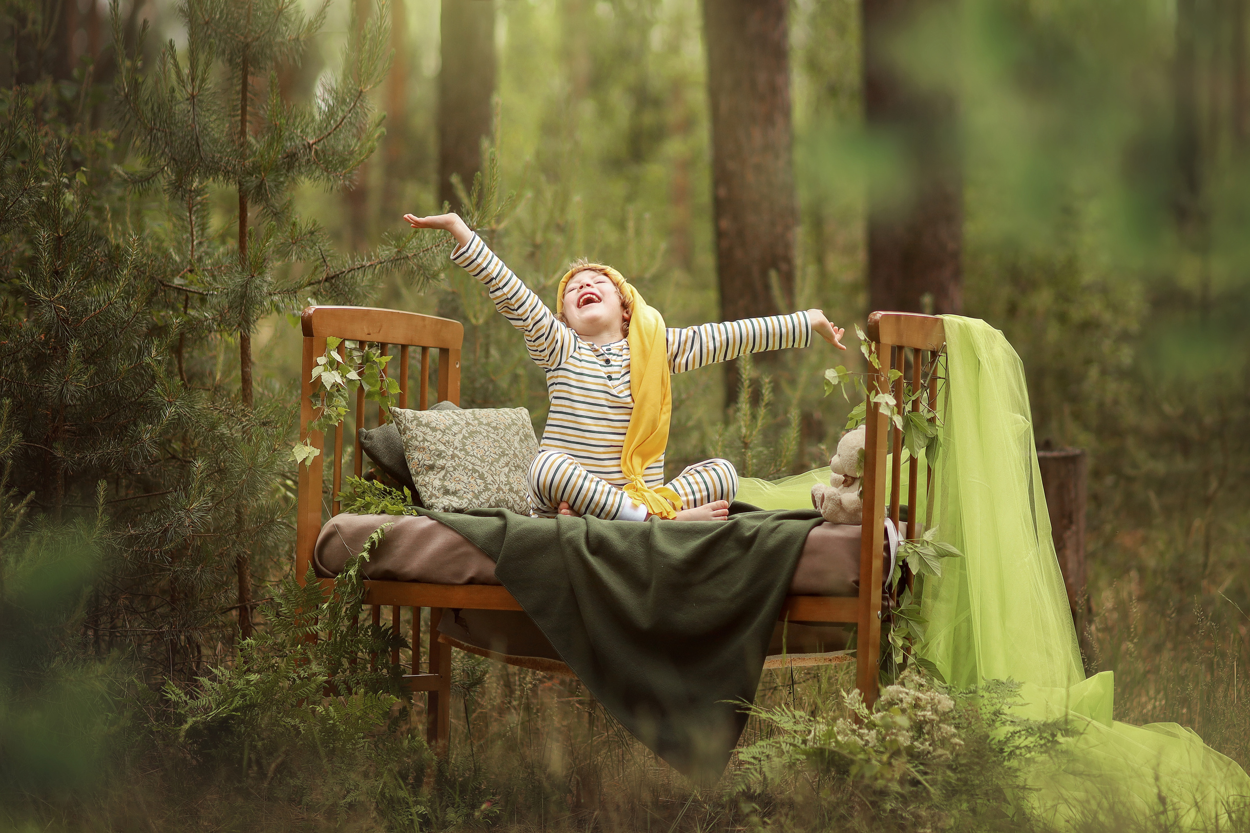 гномик в лесу под деревом на кроватке