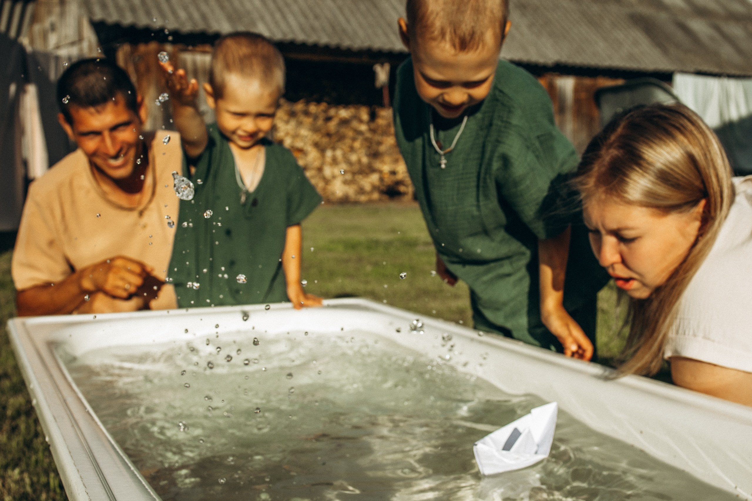 Фотосессия купание в старенькой ванне на даче в Ижевске