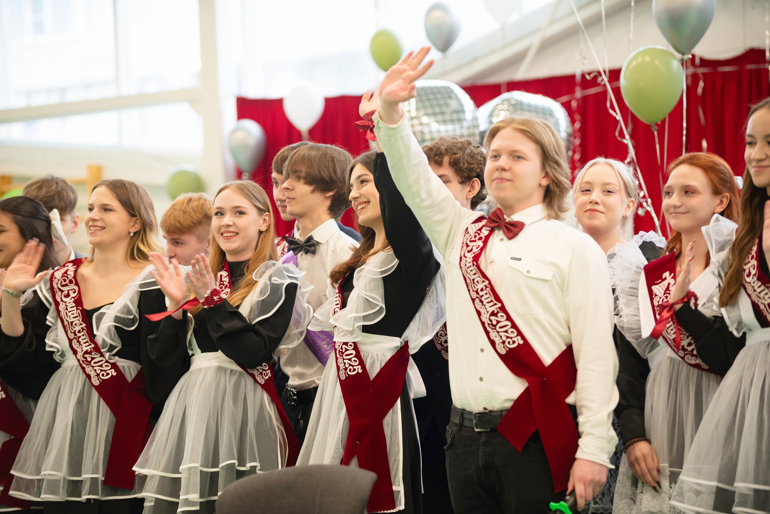 Съёмка выпускного в школе для 11 класса в Сургуте от профессионального школьного фотографа