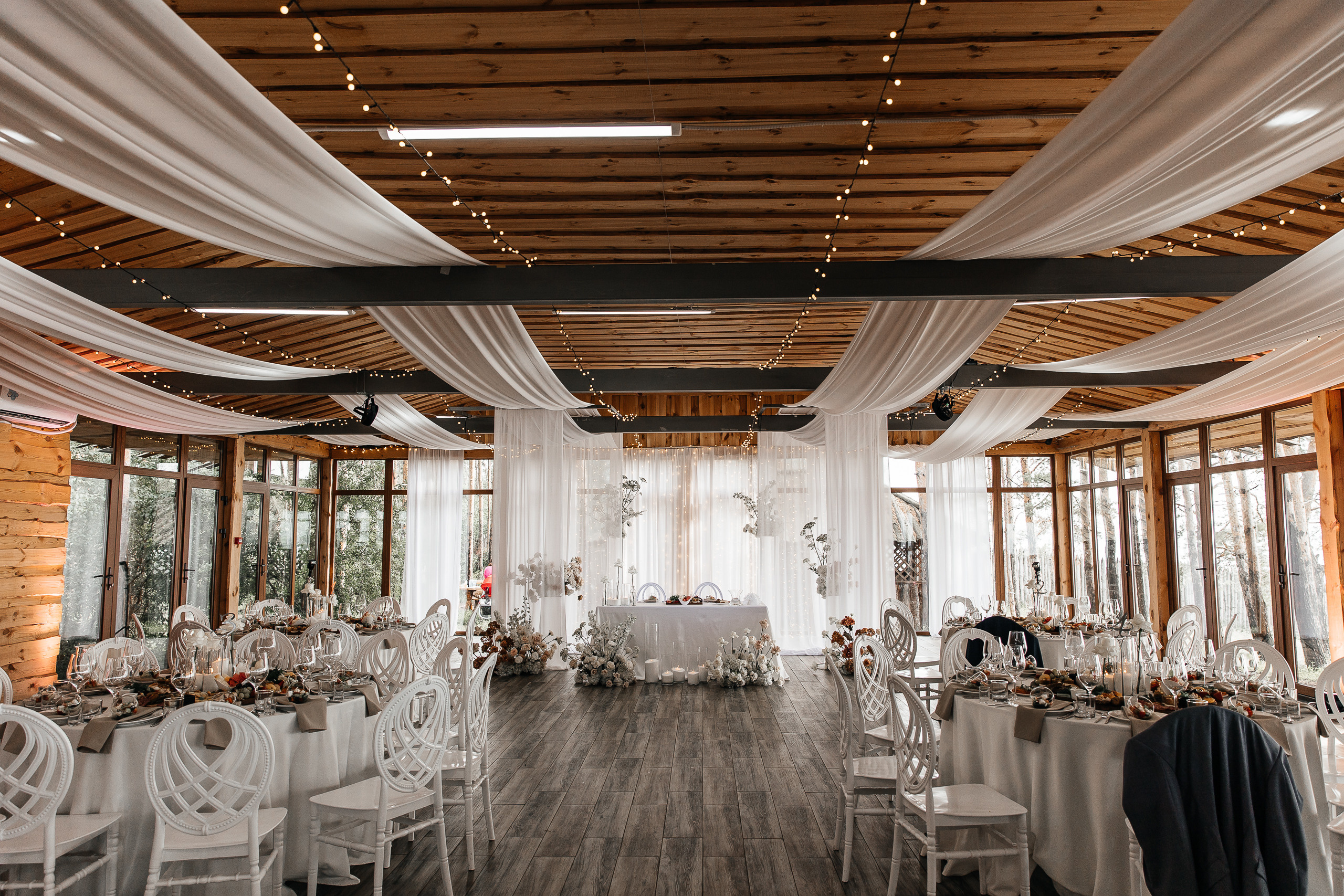 Здравствуйте! Я&nbsp;свадебный фотограф из&nbsp;Ульяновска, работаю в&nbsp;том числе по&nbsp;всей России и&nbsp;с&nbsp;выездом за&nbsp;границу. Снимаю свадьбы, lovestory, корпоративы, светский репортаж. Провожу обучение по&nbsp;фотографии, мастер-классы и&nbsp;воркшопы для других фотографов.