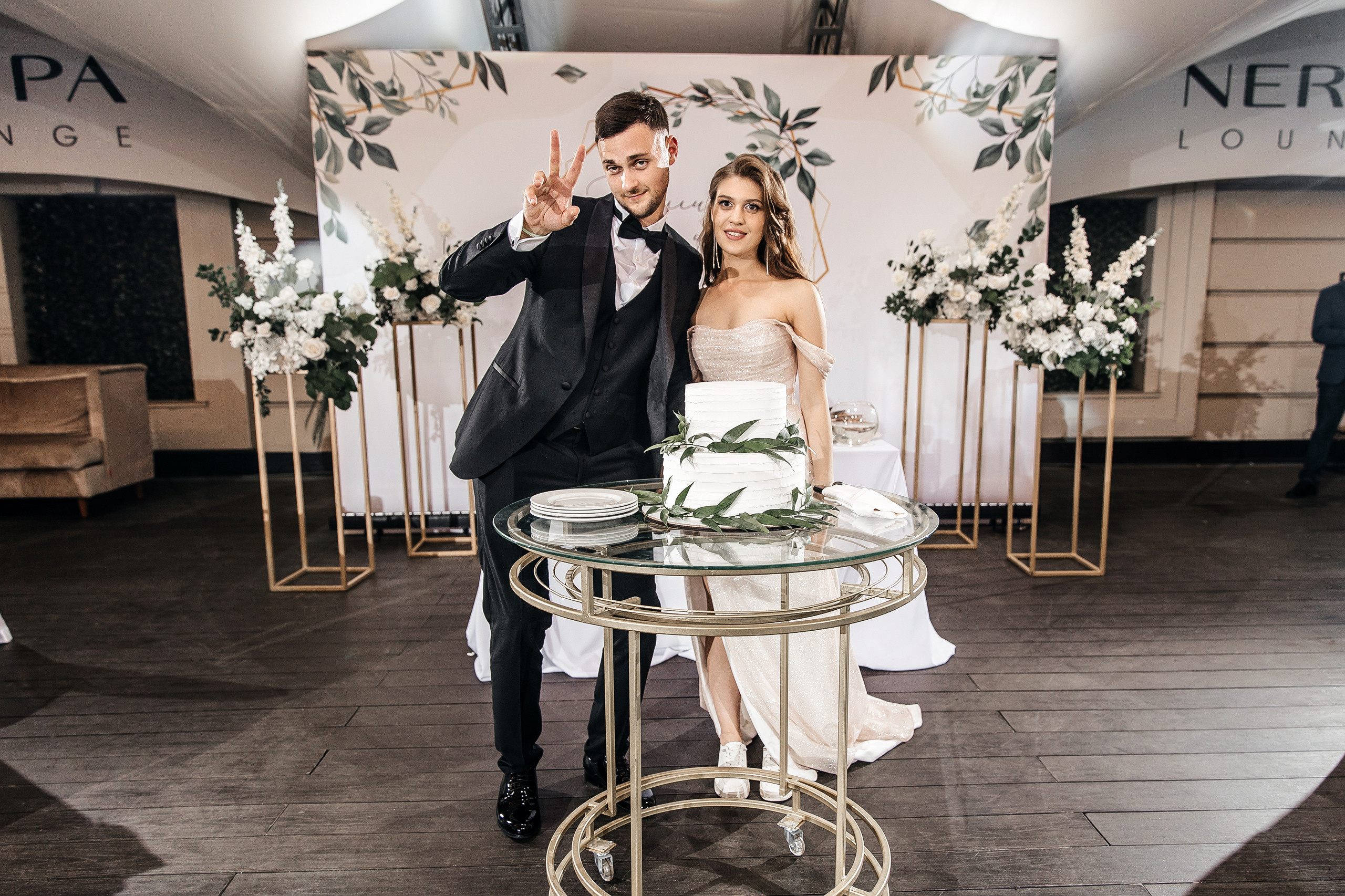 Здравствуйте! Я&nbsp;свадебный фотограф из&nbsp;Ульяновска, работаю в&nbsp;том числе по&nbsp;всей России и&nbsp;с&nbsp;выездом за&nbsp;границу. Снимаю свадьбы, lovestory, корпоративы, светский репортаж. Провожу обучение по&nbsp;фотографии, мастер-классы и&nbsp;воркшопы для других фотографов.