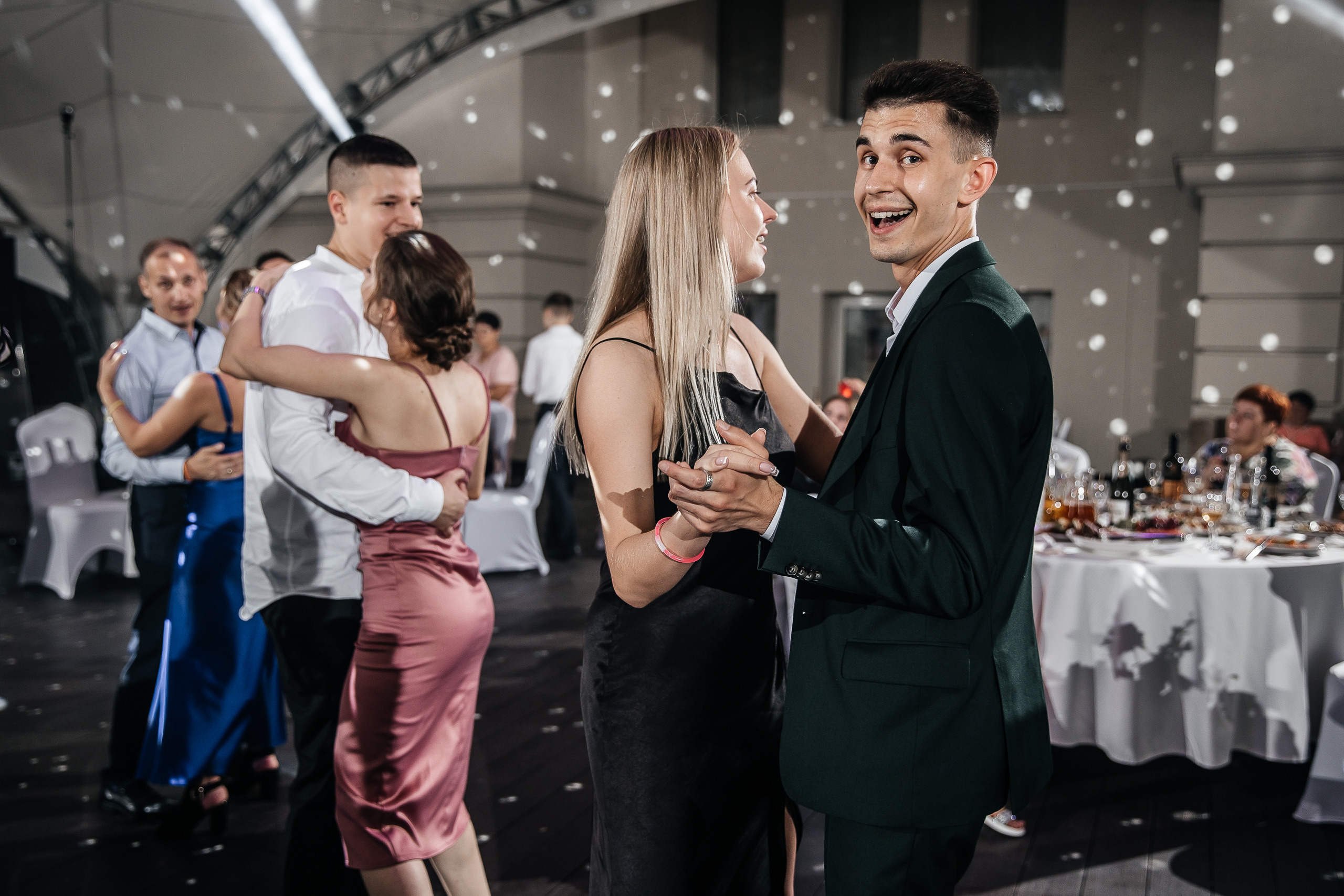 Здравствуйте! Я&nbsp;свадебный фотограф из&nbsp;Ульяновска, работаю в&nbsp;том числе по&nbsp;всей России и&nbsp;с&nbsp;выездом за&nbsp;границу. Снимаю свадьбы, lovestory, корпоративы, светский репортаж. Провожу обучение по&nbsp;фотографии, мастер-классы и&nbsp;воркшопы для других фотографов.