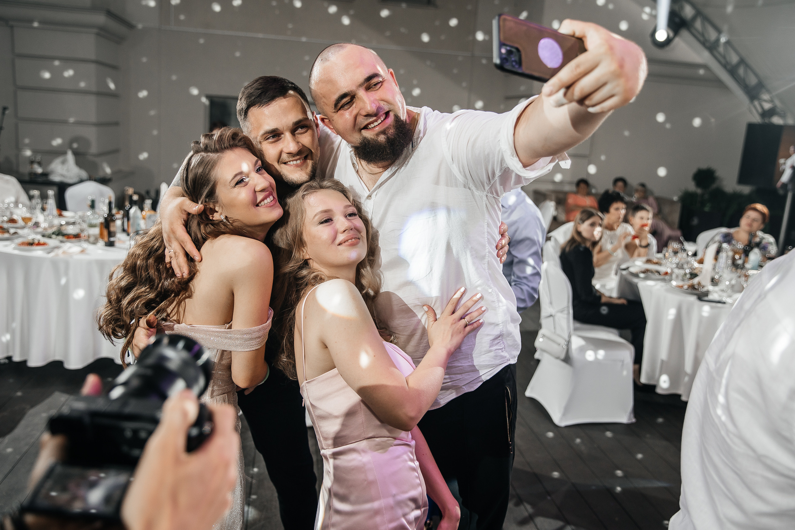 Здравствуйте! Я&nbsp;свадебный фотограф из&nbsp;Ульяновска, работаю в&nbsp;том числе по&nbsp;всей России и&nbsp;с&nbsp;выездом за&nbsp;границу. Снимаю свадьбы, lovestory, корпоративы, светский репортаж. Провожу обучение по&nbsp;фотографии, мастер-классы и&nbsp;воркшопы для других фотографов.