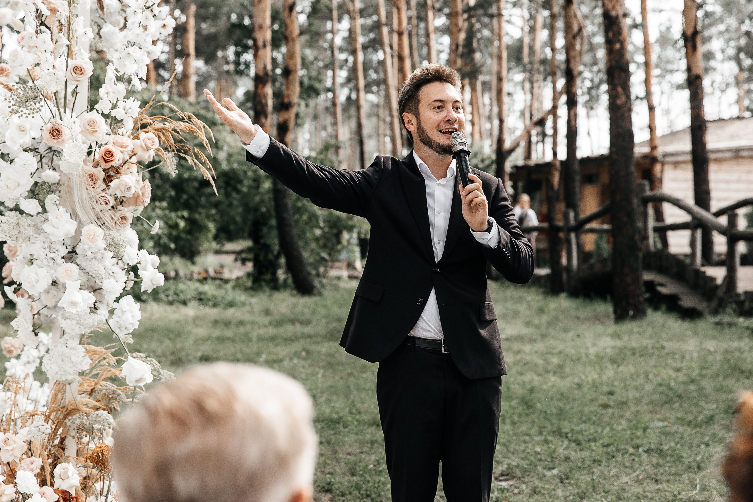 Здравствуйте! Я&nbsp;свадебный фотограф из&nbsp;Ульяновска, работаю в&nbsp;том числе по&nbsp;всей России и&nbsp;с&nbsp;выездом за&nbsp;границу. Снимаю свадьбы, lovestory, корпоративы, светский репортаж. Провожу обучение по&nbsp;фотографии, мастер-классы и&nbsp;воркшопы для других фотографов.