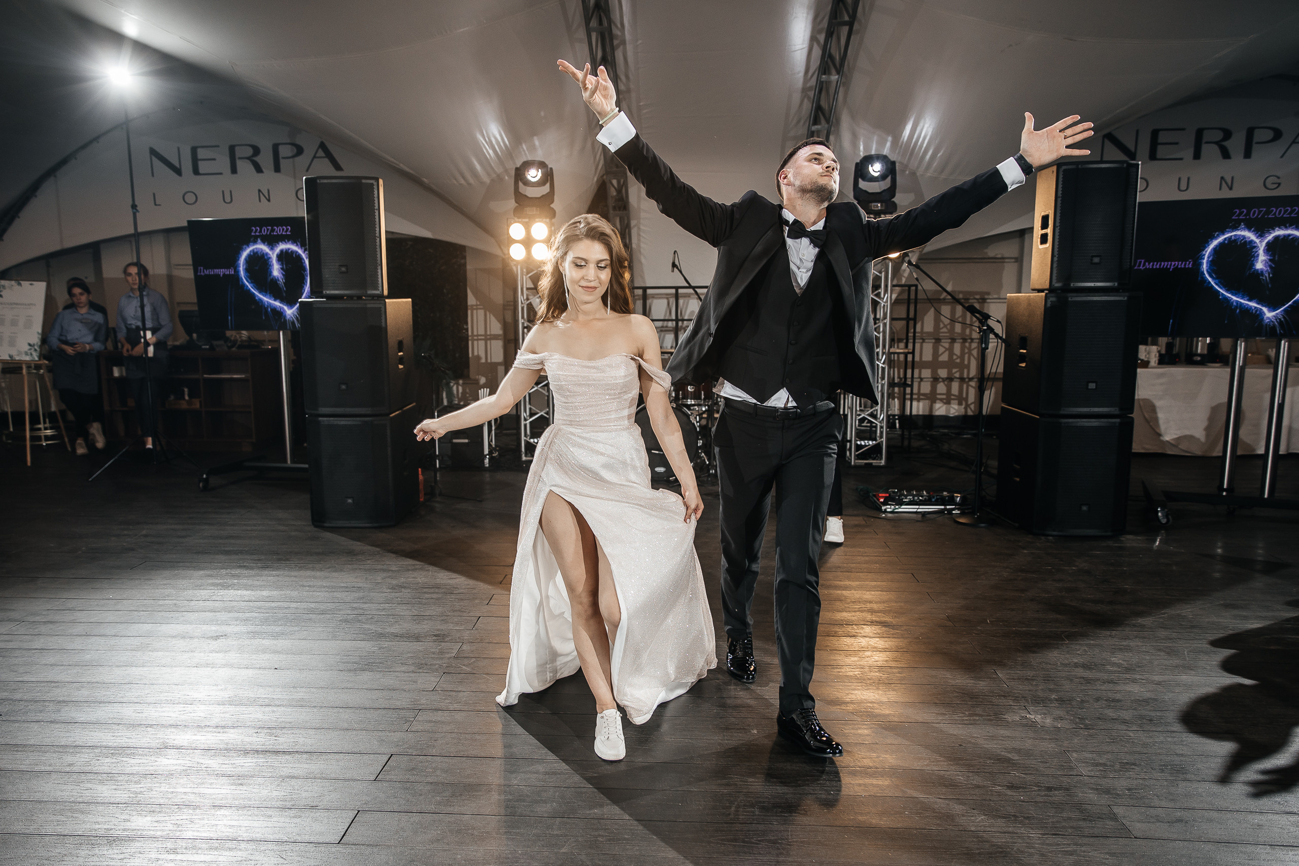 Здравствуйте! Я&nbsp;свадебный фотограф из&nbsp;Ульяновска, работаю в&nbsp;том числе по&nbsp;всей России и&nbsp;с&nbsp;выездом за&nbsp;границу. Снимаю свадьбы, lovestory, корпоративы, светский репортаж. Провожу обучение по&nbsp;фотографии, мастер-классы и&nbsp;воркшопы для других фотографов.