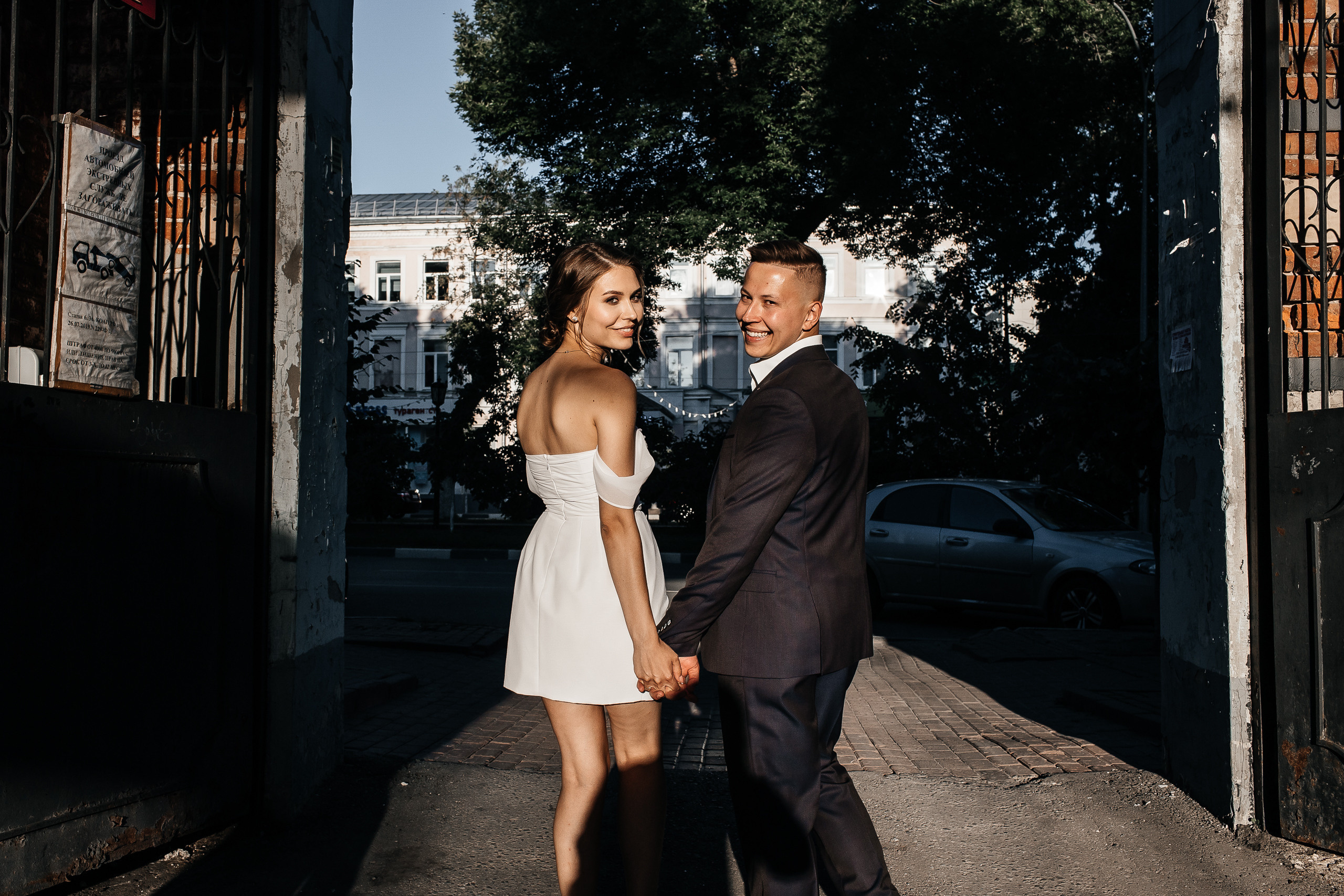 Здравствуйте! Я&nbsp;свадебный фотограф из&nbsp;Ульяновска, работаю в&nbsp;том числе по&nbsp;всей России и&nbsp;с&nbsp;выездом за&nbsp;границу. Снимаю свадьбы, lovestory, корпоративы, светский репортаж. Провожу обучение по&nbsp;фотографии, мастер-классы и&nbsp;воркшопы для других фотографов.