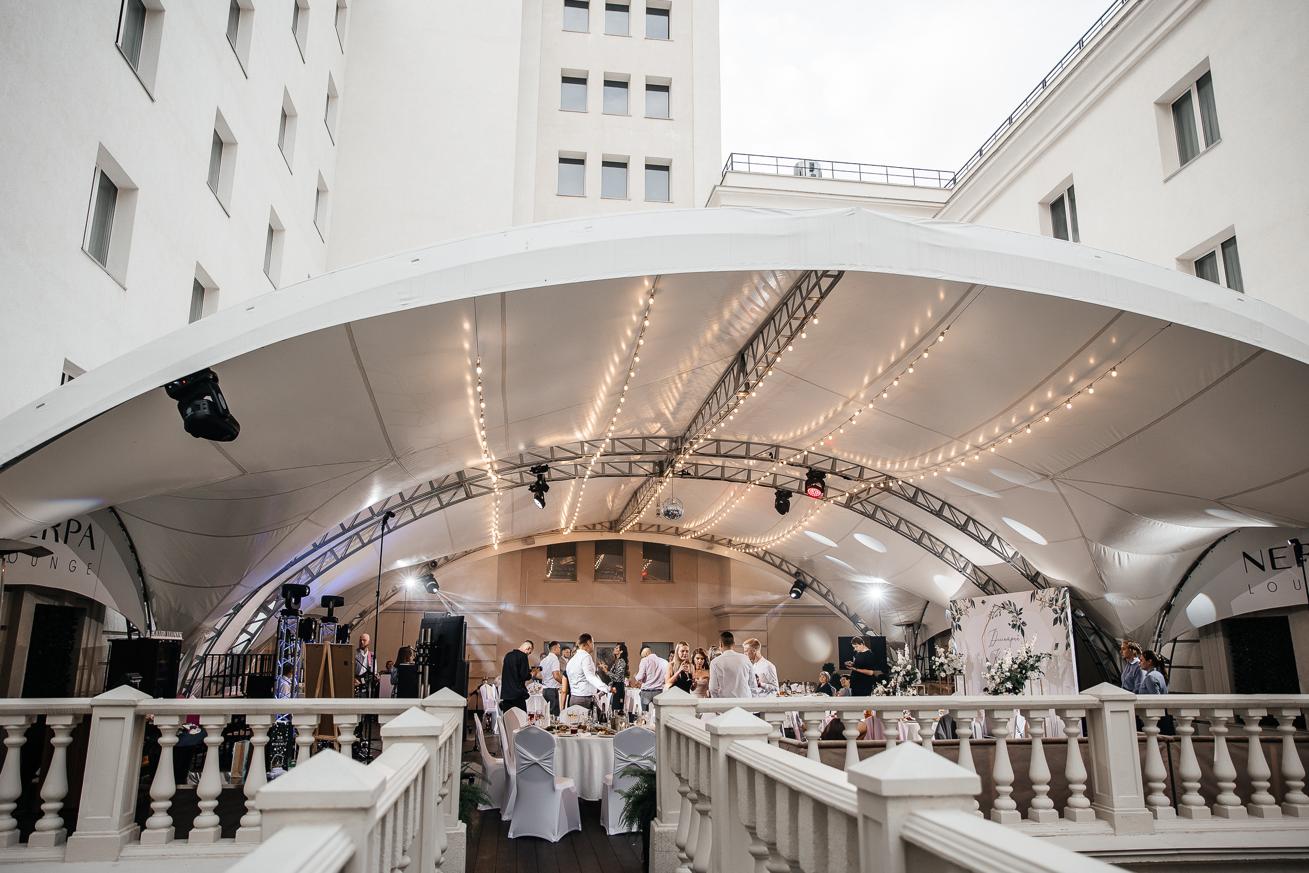 Здравствуйте! Я&nbsp;свадебный фотограф из&nbsp;Ульяновска, работаю в&nbsp;том числе по&nbsp;всей России и&nbsp;с&nbsp;выездом за&nbsp;границу. Снимаю свадьбы, lovestory, корпоративы, светский репортаж. Провожу обучение по&nbsp;фотографии, мастер-классы и&nbsp;воркшопы для других фотографов.