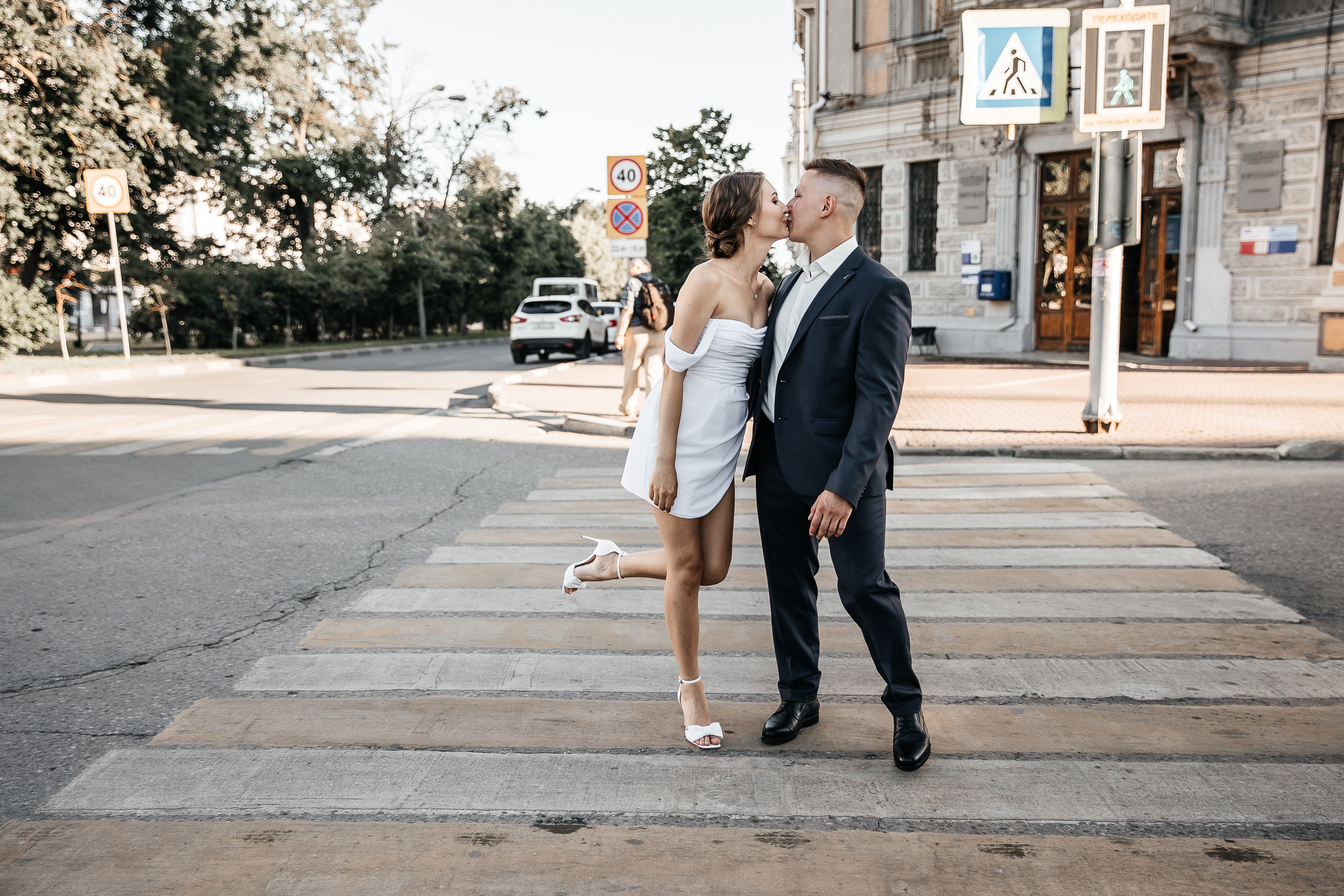 Здравствуйте! Я&nbsp;свадебный фотограф из&nbsp;Ульяновска, работаю в&nbsp;том числе по&nbsp;всей России и&nbsp;с&nbsp;выездом за&nbsp;границу. Снимаю свадьбы, lovestory, корпоративы, светский репортаж. Провожу обучение по&nbsp;фотографии, мастер-классы и&nbsp;воркшопы для других фотографов.