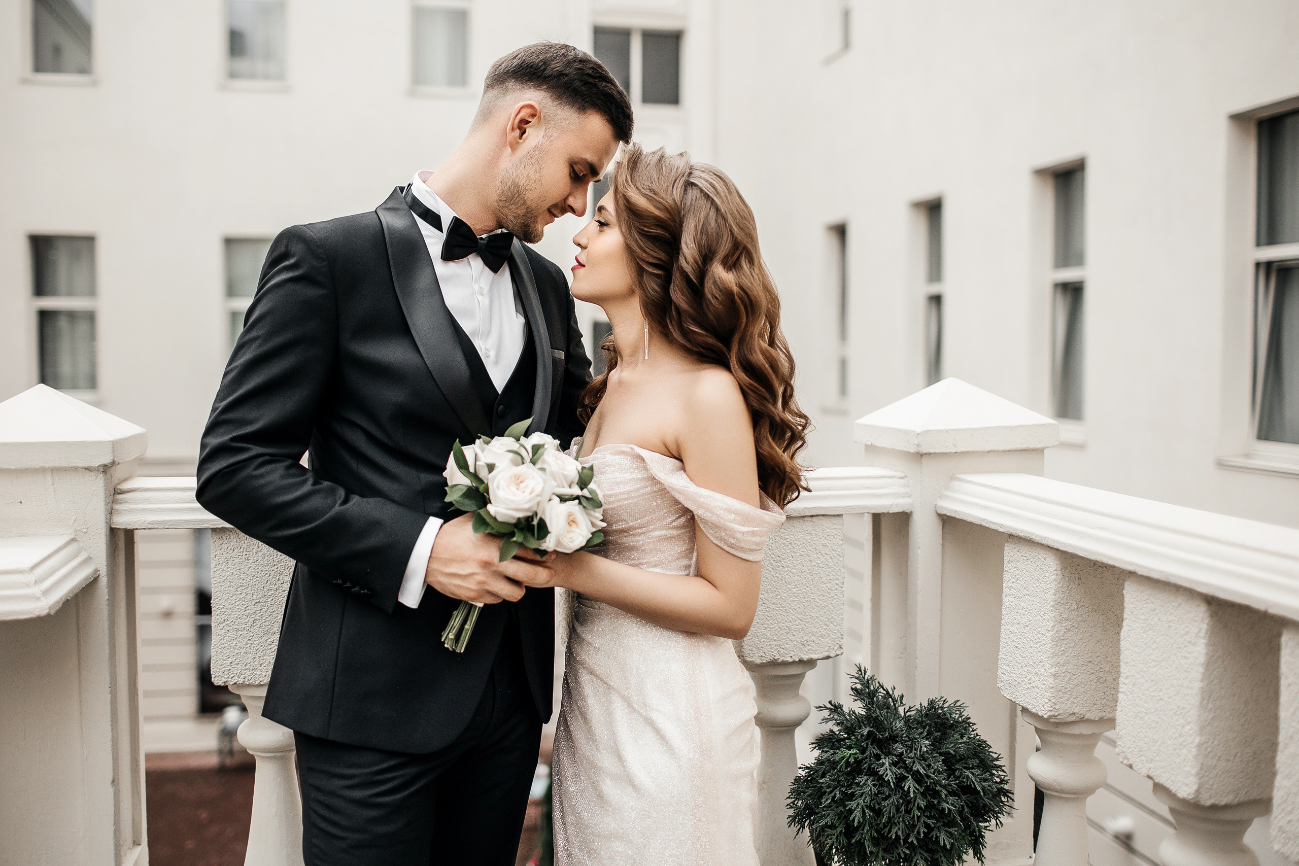 Здравствуйте! Я&nbsp;свадебный фотограф из&nbsp;Ульяновска, работаю в&nbsp;том числе по&nbsp;всей России и&nbsp;с&nbsp;выездом за&nbsp;границу. Снимаю свадьбы, lovestory, корпоративы, светский репортаж. Провожу обучение по&nbsp;фотографии, мастер-классы и&nbsp;воркшопы для других фотографов.