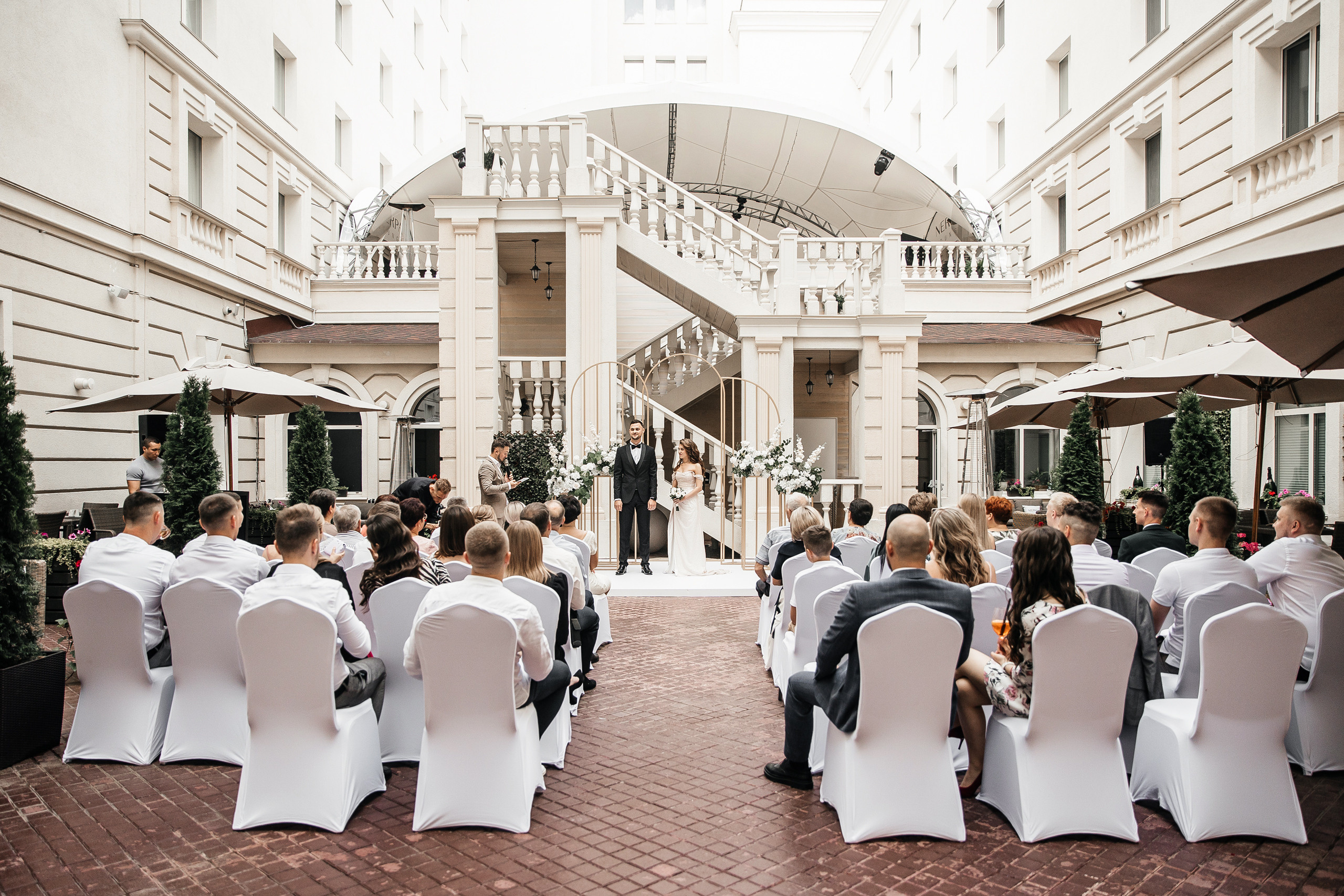 Здравствуйте! Я&nbsp;свадебный фотограф из&nbsp;Ульяновска, работаю в&nbsp;том числе по&nbsp;всей России и&nbsp;с&nbsp;выездом за&nbsp;границу. Снимаю свадьбы, lovestory, корпоративы, светский репортаж. Провожу обучение по&nbsp;фотографии, мастер-классы и&nbsp;воркшопы для других фотографов.