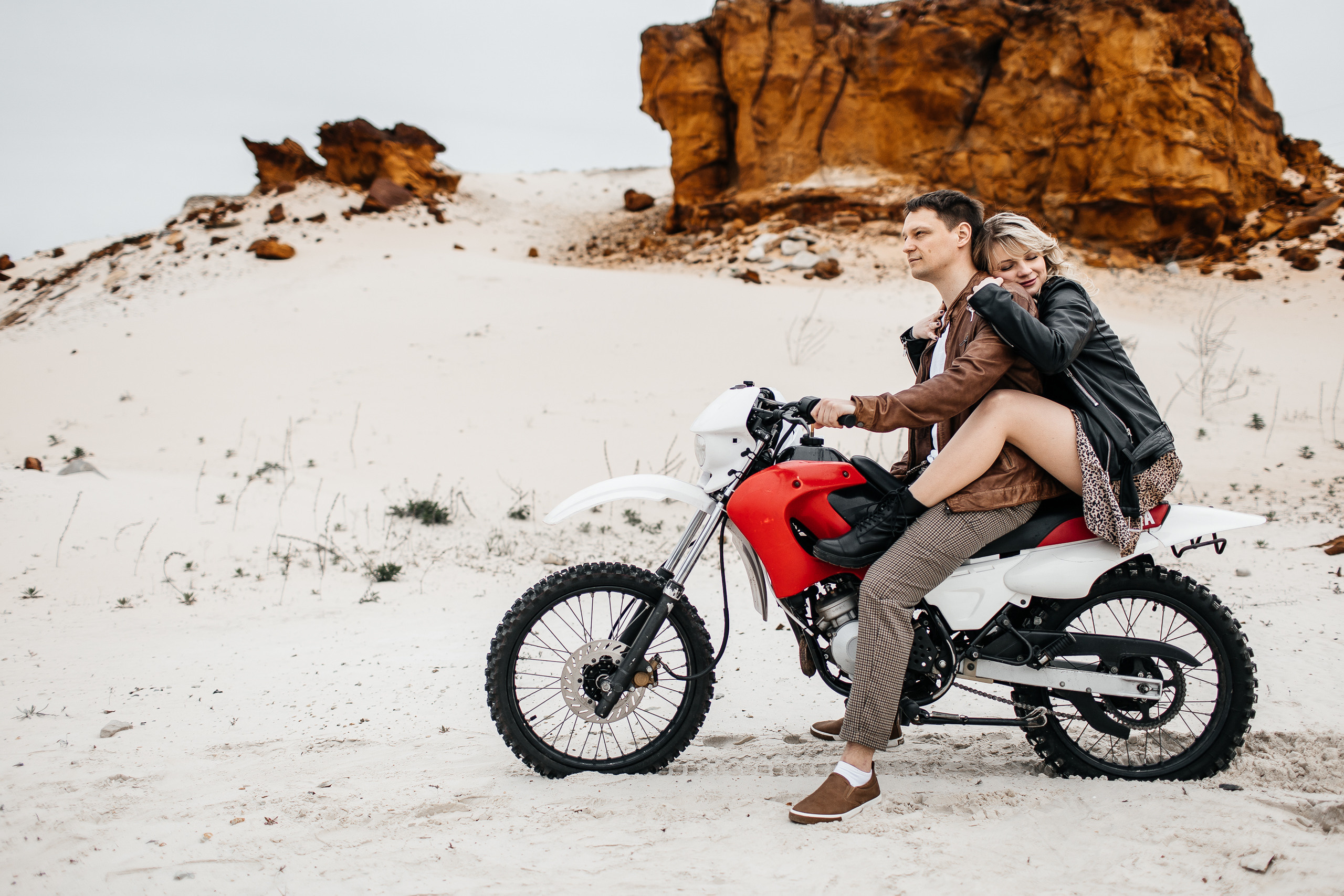 Здравствуйте! Я свадебный фотограф из Ульяновска, работаю в том числе по всей России и с выездом за границу. Снимаю свадьбы, lovestory, корпоративы, светский репортаж. Провожу обучение по фотографии, мастер-классы и воркшопы для других фотографов.