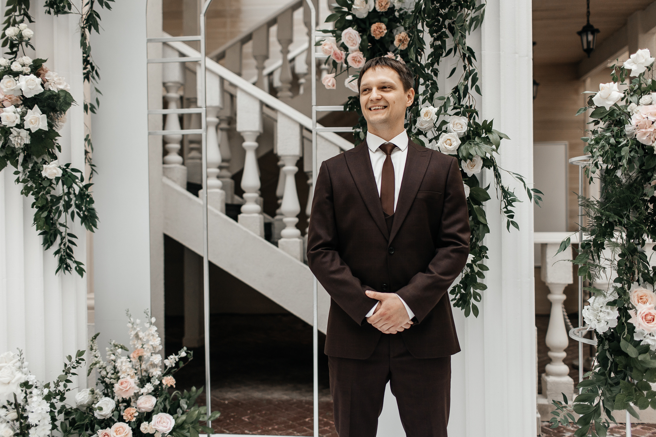 Здравствуйте! Я&nbsp;свадебный фотограф из&nbsp;Ульяновска, работаю в&nbsp;том числе по&nbsp;всей России и&nbsp;с&nbsp;выездом за&nbsp;границу. Снимаю свадьбы, lovestory, корпоративы, светский репортаж. Провожу обучение по&nbsp;фотографии, мастер-классы и&nbsp;воркшопы для других фотографов.