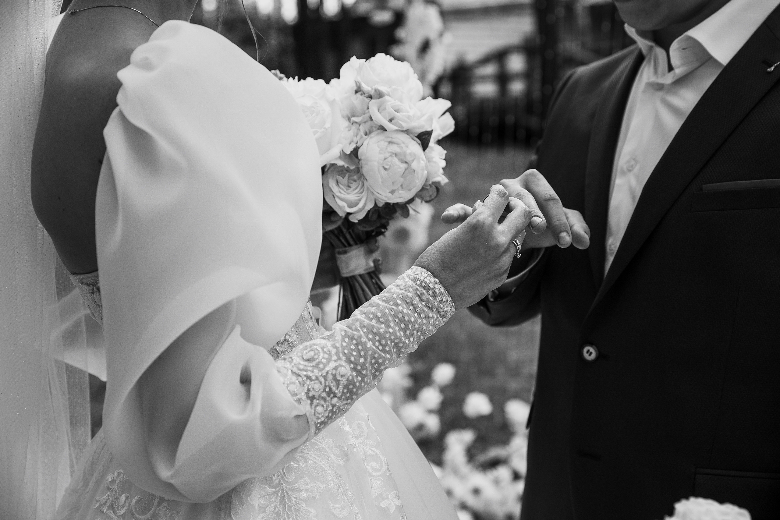 Здравствуйте! Я&nbsp;свадебный фотограф из&nbsp;Ульяновска, работаю в&nbsp;том числе по&nbsp;всей России и&nbsp;с&nbsp;выездом за&nbsp;границу. Снимаю свадьбы, lovestory, корпоративы, светский репортаж. Провожу обучение по&nbsp;фотографии, мастер-классы и&nbsp;воркшопы для других фотографов.