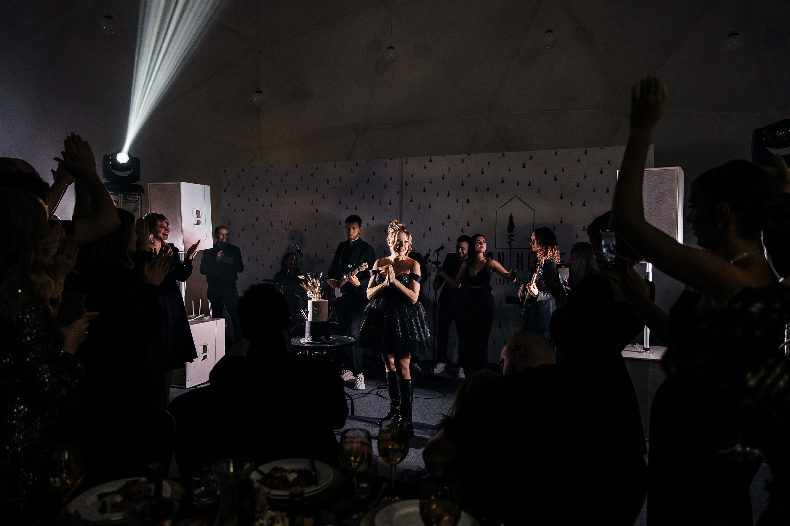 Здравствуйте! Я свадебный фотограф из Ульяновска, работаю в том числе по всей России и с выездом за границу. Снимаю свадьбы, lovestory, корпоративы, светский репортаж. Провожу обучение по фотографии, мастер-классы и воркшопы для других фотографов.