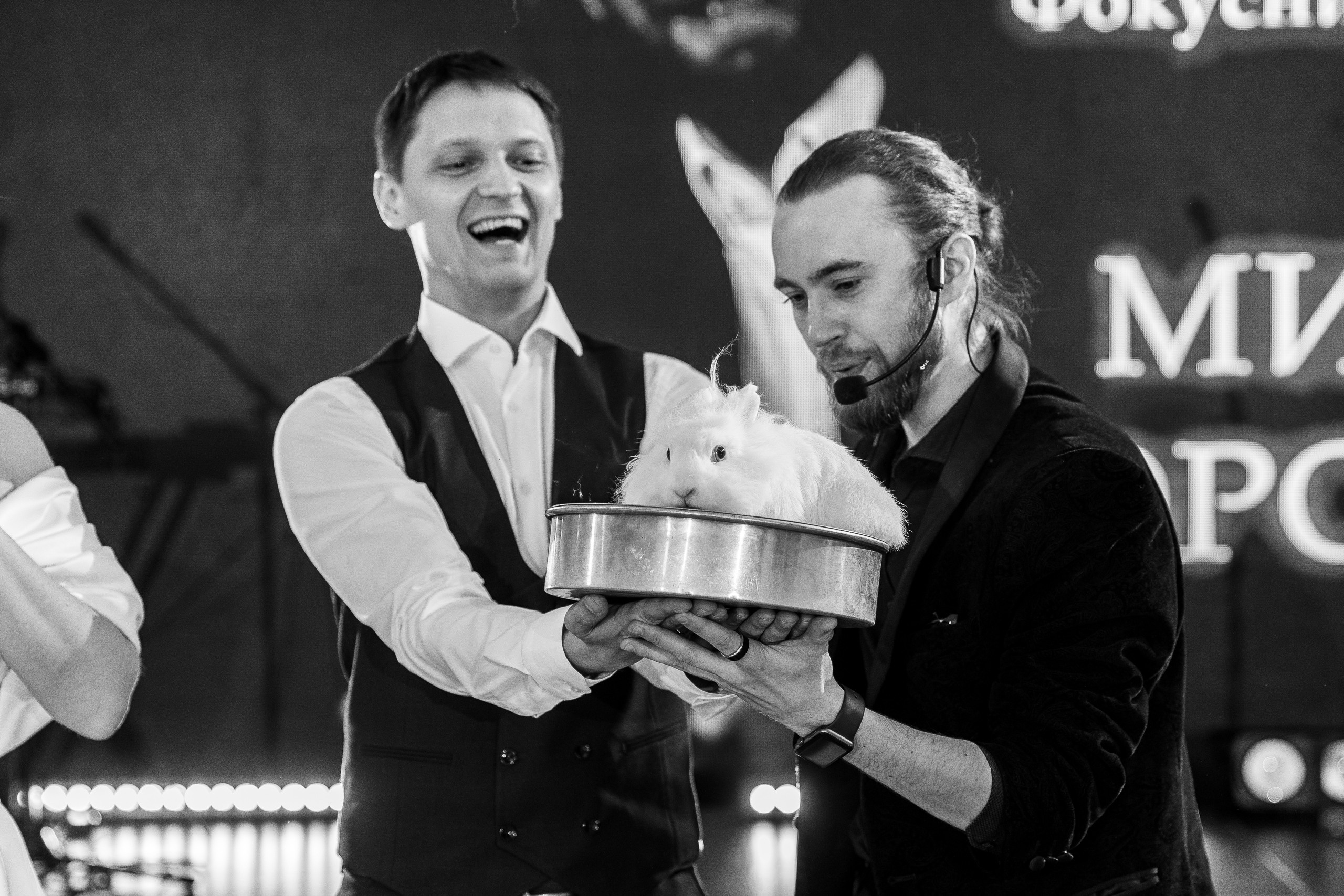 Здравствуйте! Я&nbsp;свадебный фотограф из&nbsp;Ульяновска, работаю в&nbsp;том числе по&nbsp;всей России и&nbsp;с&nbsp;выездом за&nbsp;границу. Снимаю свадьбы, lovestory, корпоративы, светский репортаж. Провожу обучение по&nbsp;фотографии, мастер-классы и&nbsp;воркшопы для других фотографов.