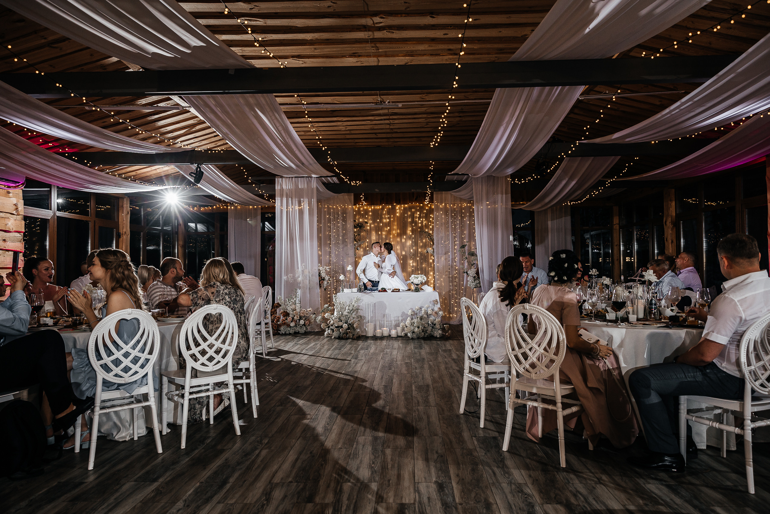 Здравствуйте! Я&nbsp;свадебный фотограф из&nbsp;Ульяновска, работаю в&nbsp;том числе по&nbsp;всей России и&nbsp;с&nbsp;выездом за&nbsp;границу. Снимаю свадьбы, lovestory, корпоративы, светский репортаж. Провожу обучение по&nbsp;фотографии, мастер-классы и&nbsp;воркшопы для других фотографов.