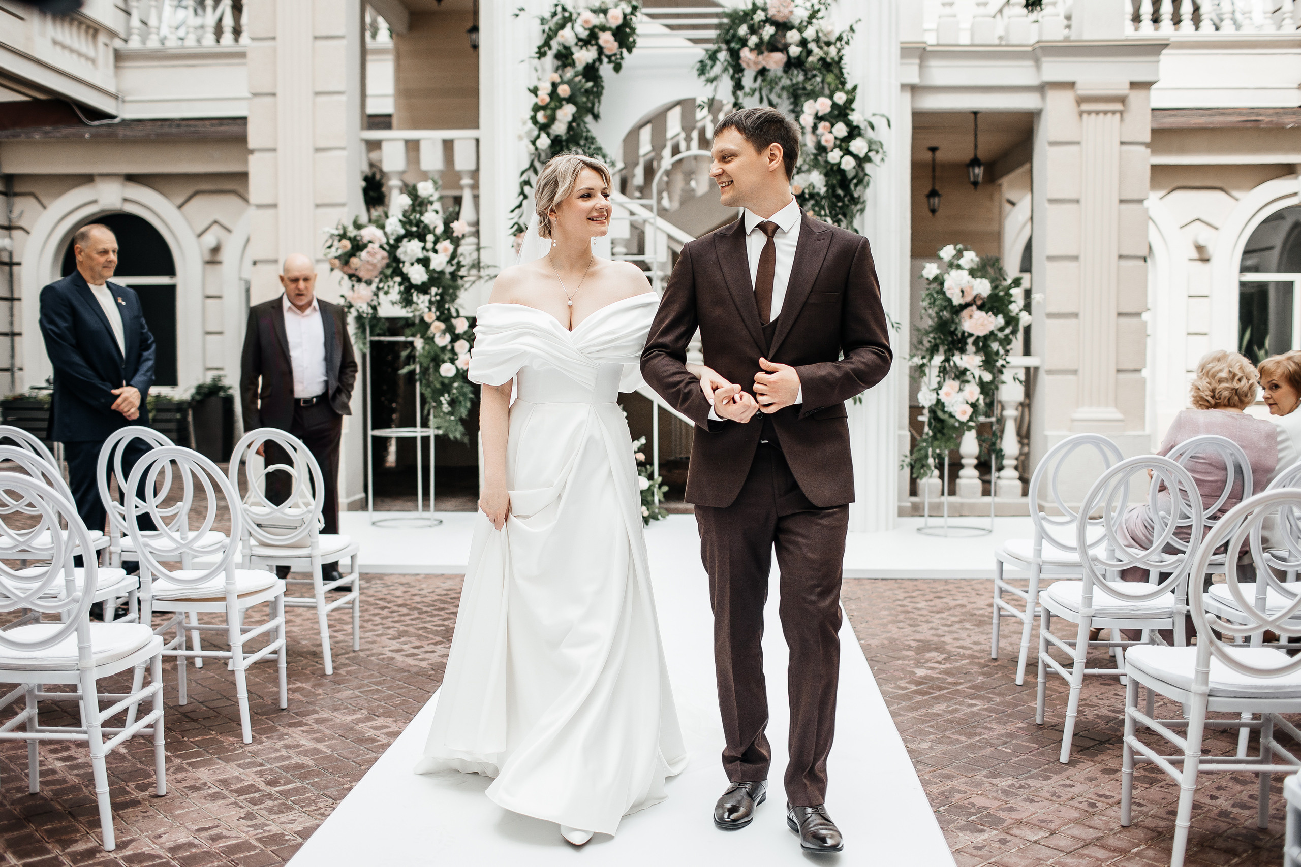 Здравствуйте! Я&nbsp;свадебный фотограф из&nbsp;Ульяновска, работаю в&nbsp;том числе по&nbsp;всей России и&nbsp;с&nbsp;выездом за&nbsp;границу. Снимаю свадьбы, lovestory, корпоративы, светский репортаж. Провожу обучение по&nbsp;фотографии, мастер-классы и&nbsp;воркшопы для других фотографов.