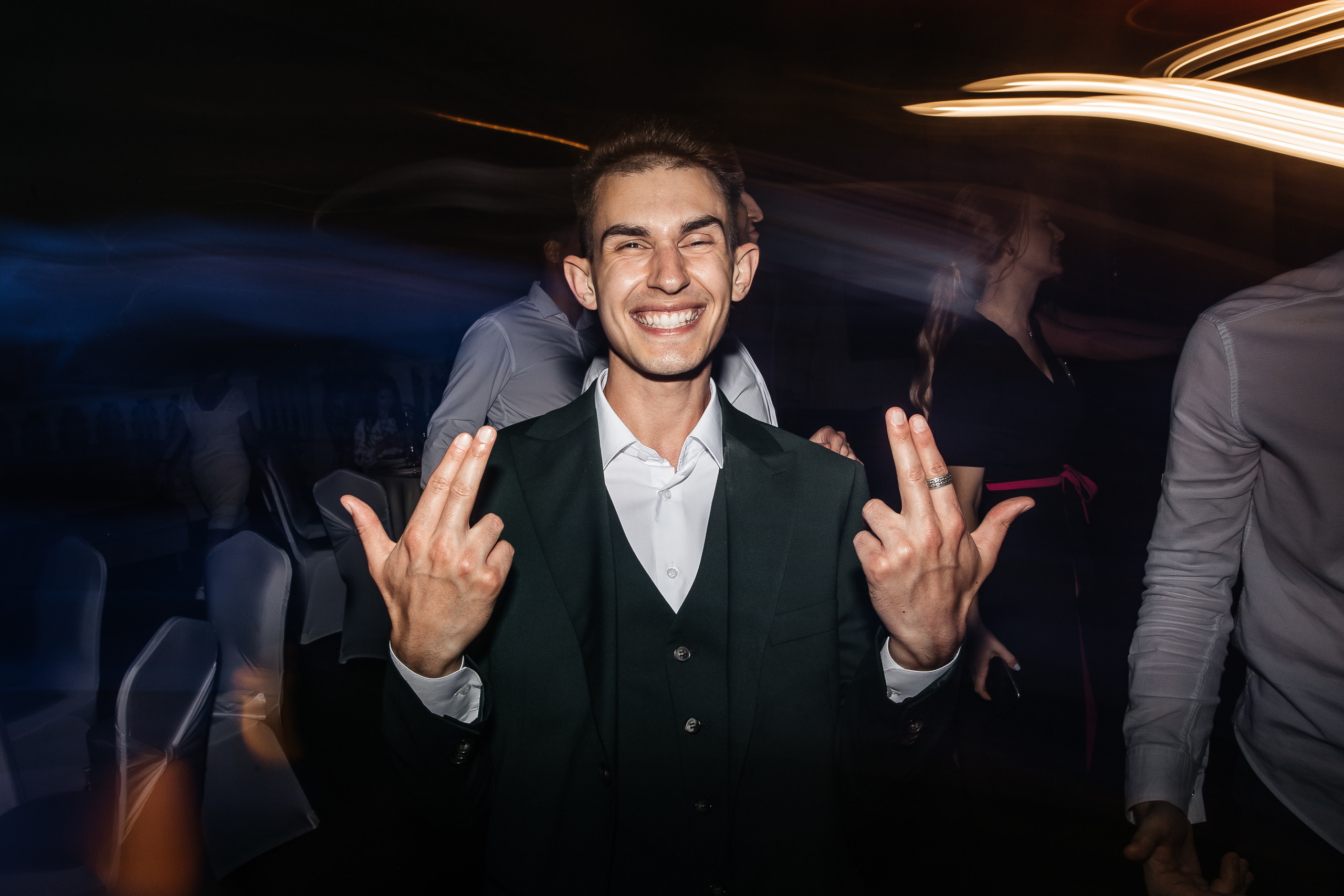 Здравствуйте! Я&nbsp;свадебный фотограф из&nbsp;Ульяновска, работаю в&nbsp;том числе по&nbsp;всей России и&nbsp;с&nbsp;выездом за&nbsp;границу. Снимаю свадьбы, lovestory, корпоративы, светский репортаж. Провожу обучение по&nbsp;фотографии, мастер-классы и&nbsp;воркшопы для других фотографов.