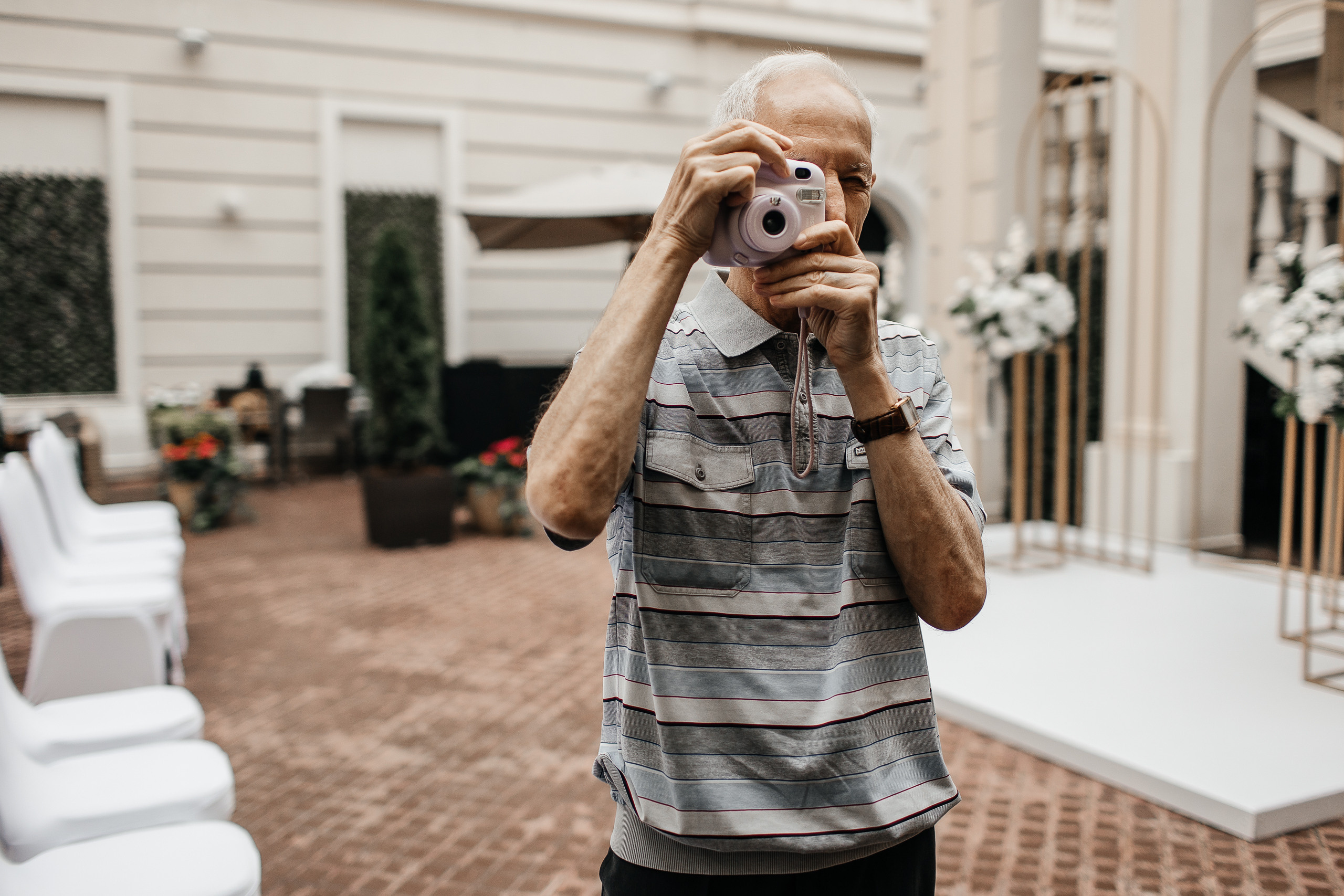 Здравствуйте! Я&nbsp;свадебный фотограф из&nbsp;Ульяновска, работаю в&nbsp;том числе по&nbsp;всей России и&nbsp;с&nbsp;выездом за&nbsp;границу. Снимаю свадьбы, lovestory, корпоративы, светский репортаж. Провожу обучение по&nbsp;фотографии, мастер-классы и&nbsp;воркшопы для других фотографов.