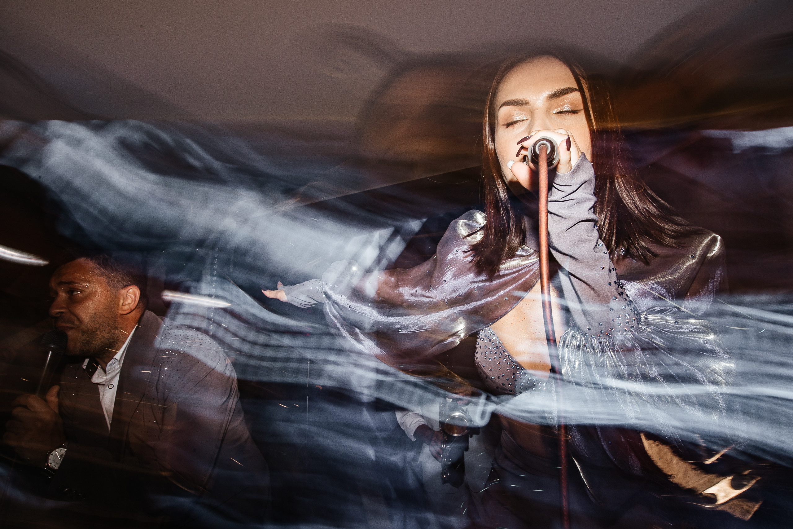 Здравствуйте! Я&nbsp;свадебный фотограф из&nbsp;Ульяновска, работаю в&nbsp;том числе по&nbsp;всей России и&nbsp;с&nbsp;выездом за&nbsp;границу. Снимаю свадьбы, lovestory, корпоративы, светский репортаж. Провожу обучение по&nbsp;фотографии, мастер-классы и&nbsp;воркшопы для других фотографов.