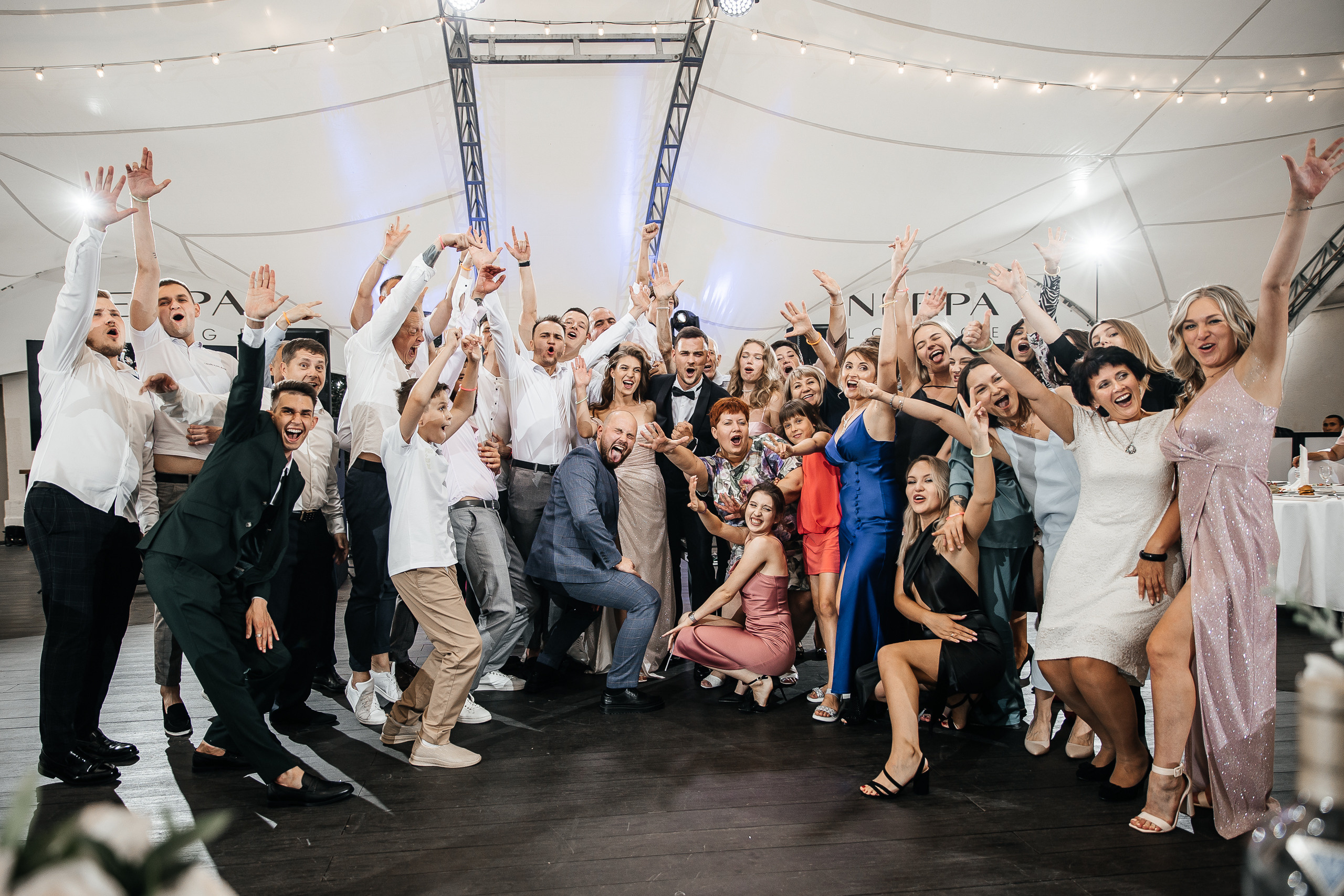 Здравствуйте! Я&nbsp;свадебный фотограф из&nbsp;Ульяновска, работаю в&nbsp;том числе по&nbsp;всей России и&nbsp;с&nbsp;выездом за&nbsp;границу. Снимаю свадьбы, lovestory, корпоративы, светский репортаж. Провожу обучение по&nbsp;фотографии, мастер-классы и&nbsp;воркшопы для других фотографов.