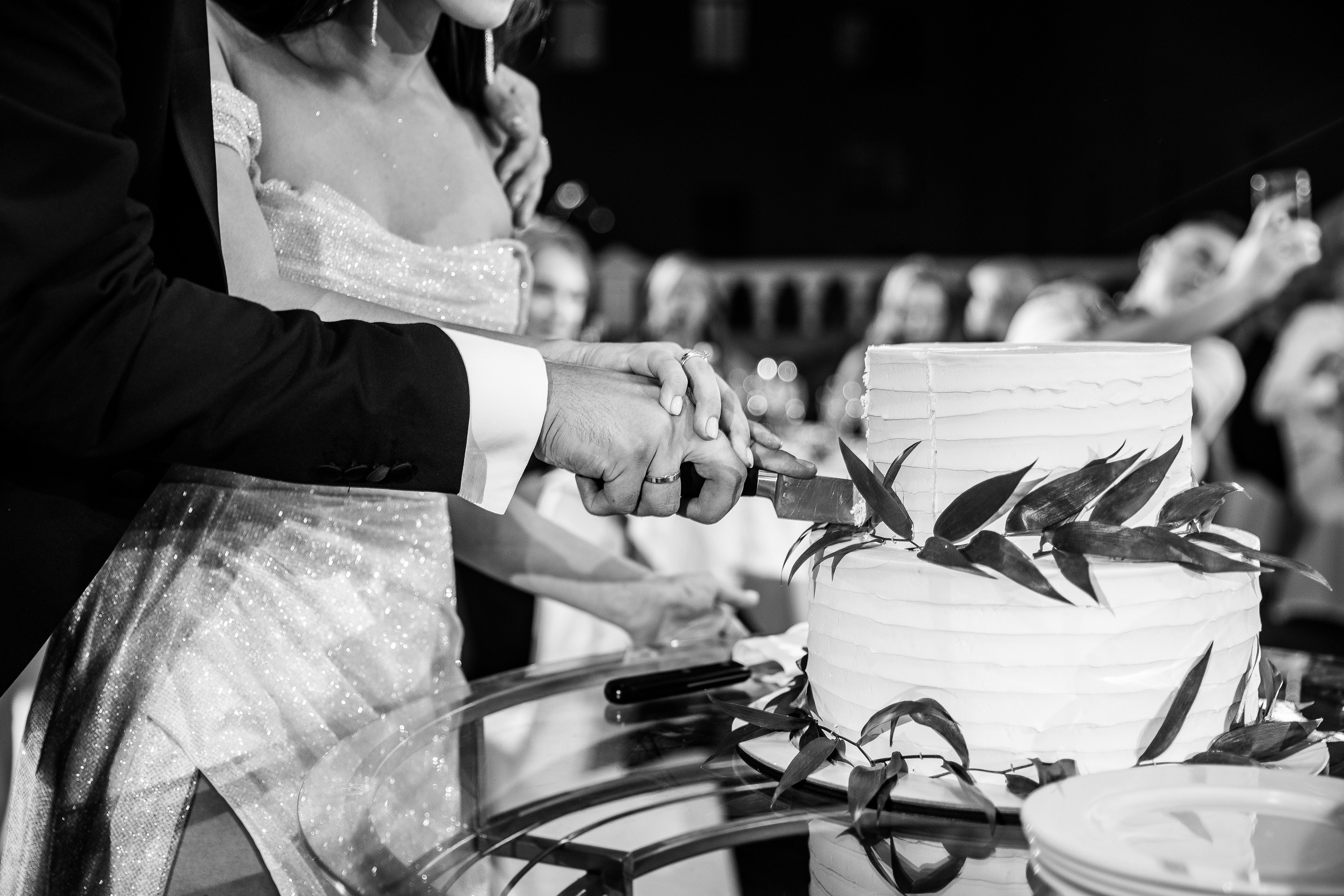 Здравствуйте! Я&nbsp;свадебный фотограф из&nbsp;Ульяновска, работаю в&nbsp;том числе по&nbsp;всей России и&nbsp;с&nbsp;выездом за&nbsp;границу. Снимаю свадьбы, lovestory, корпоративы, светский репортаж. Провожу обучение по&nbsp;фотографии, мастер-классы и&nbsp;воркшопы для других фотографов.