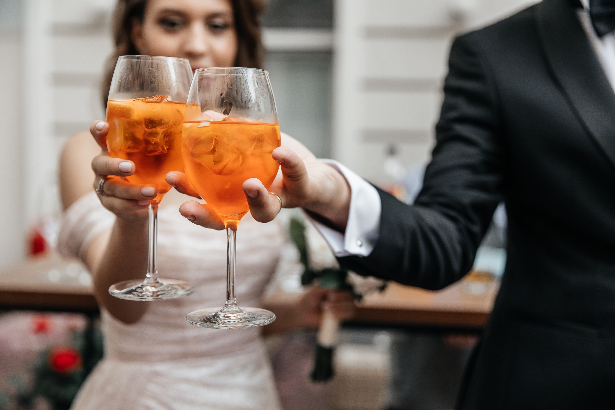 Здравствуйте! Я&nbsp;свадебный фотограф из&nbsp;Ульяновска, работаю в&nbsp;том числе по&nbsp;всей России и&nbsp;с&nbsp;выездом за&nbsp;границу. Снимаю свадьбы, lovestory, корпоративы, светский репортаж. Провожу обучение по&nbsp;фотографии, мастер-классы и&nbsp;воркшопы для других фотографов.