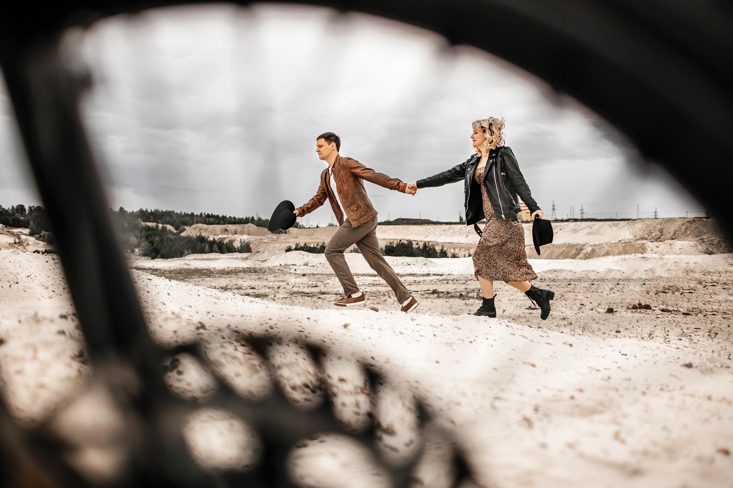 Здравствуйте! Я свадебный фотограф из Ульяновска, работаю в том числе по всей России и с выездом за границу. Снимаю свадьбы, lovestory, корпоративы, светский репортаж. Провожу обучение по фотографии, мастер-классы и воркшопы для других фотографов.