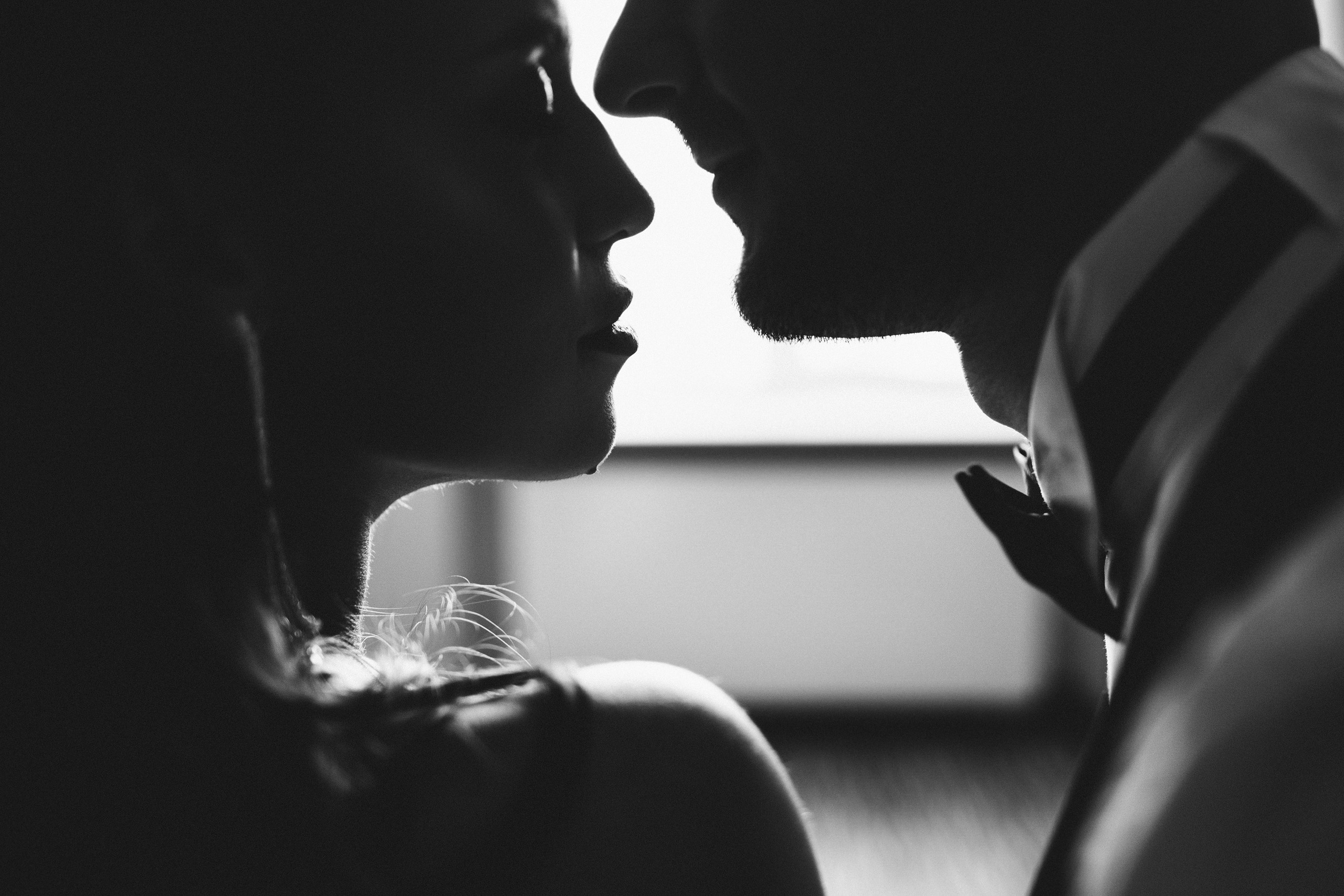 Здравствуйте! Я&nbsp;свадебный фотограф из&nbsp;Ульяновска, работаю в&nbsp;том числе по&nbsp;всей России и&nbsp;с&nbsp;выездом за&nbsp;границу. Снимаю свадьбы, lovestory, корпоративы, светский репортаж. Провожу обучение по&nbsp;фотографии, мастер-классы и&nbsp;воркшопы для других фотографов.