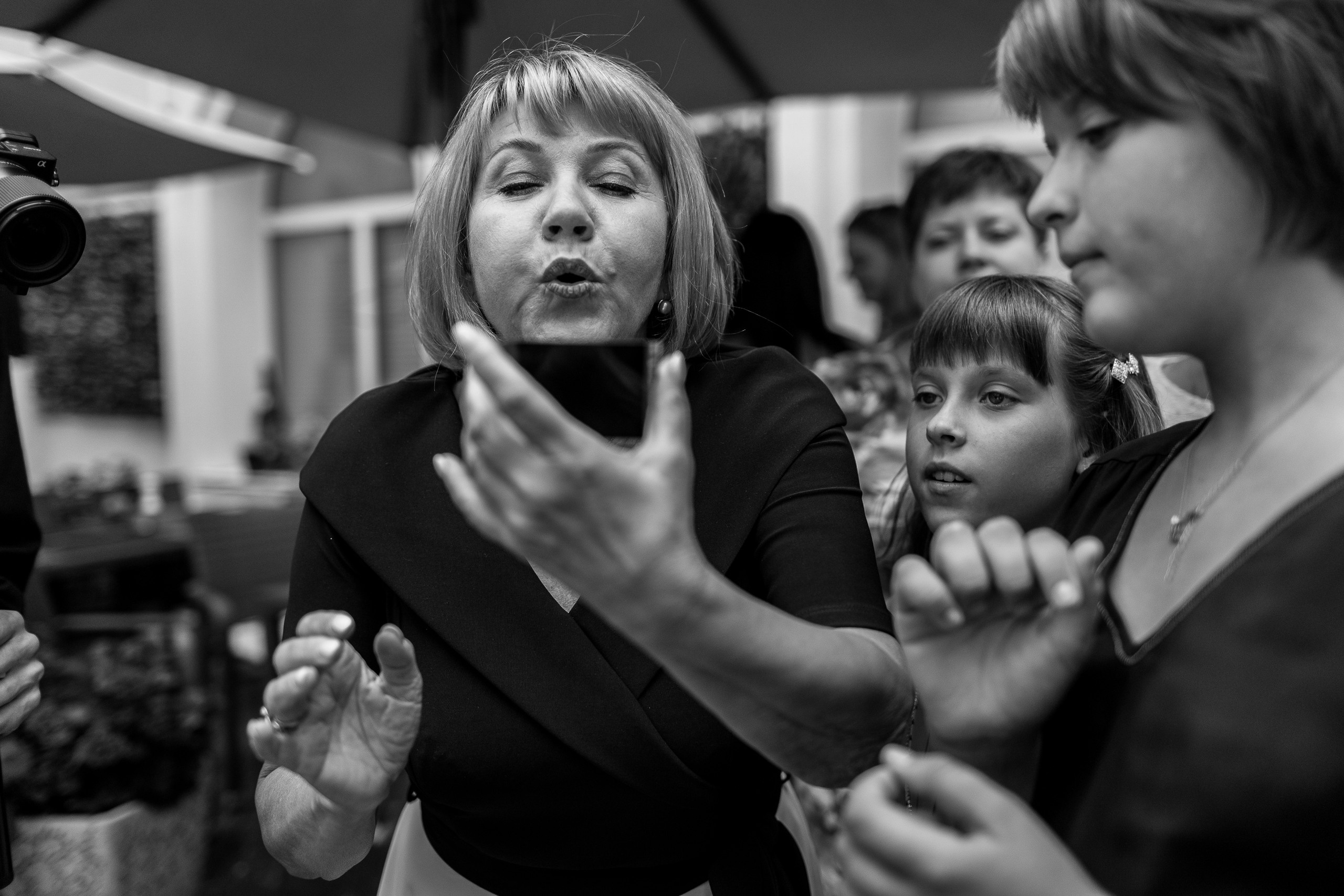 Здравствуйте! Я&nbsp;свадебный фотограф из&nbsp;Ульяновска, работаю в&nbsp;том числе по&nbsp;всей России и&nbsp;с&nbsp;выездом за&nbsp;границу. Снимаю свадьбы, lovestory, корпоративы, светский репортаж. Провожу обучение по&nbsp;фотографии, мастер-классы и&nbsp;воркшопы для других фотографов.