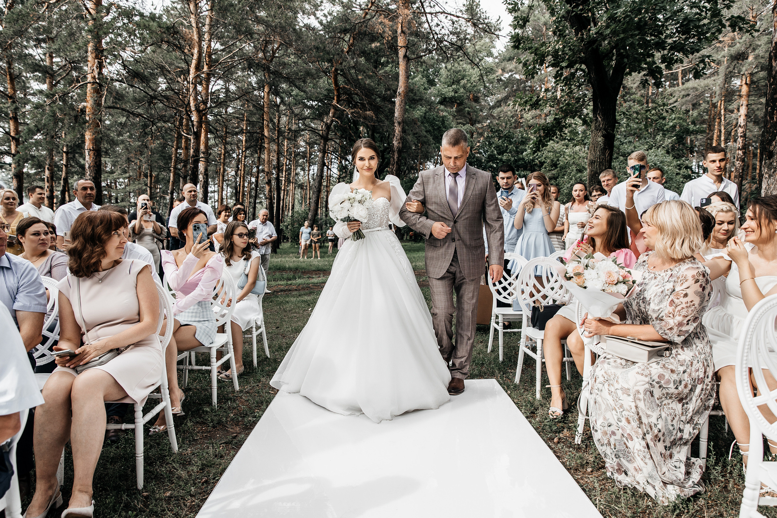 Здравствуйте! Я&nbsp;свадебный фотограф из&nbsp;Ульяновска, работаю в&nbsp;том числе по&nbsp;всей России и&nbsp;с&nbsp;выездом за&nbsp;границу. Снимаю свадьбы, lovestory, корпоративы, светский репортаж. Провожу обучение по&nbsp;фотографии, мастер-классы и&nbsp;воркшопы для других фотографов.