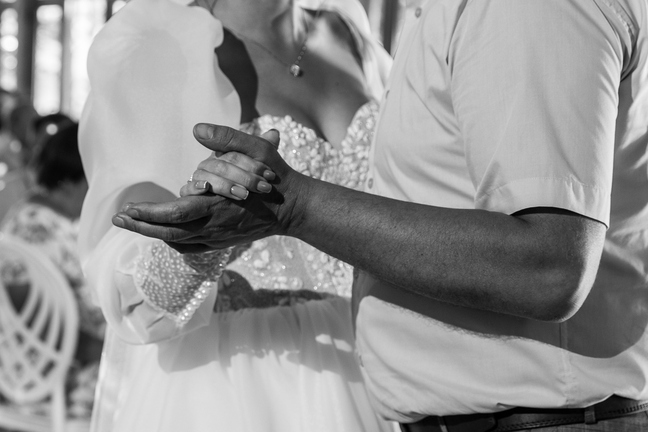 Здравствуйте! Я&nbsp;свадебный фотограф из&nbsp;Ульяновска, работаю в&nbsp;том числе по&nbsp;всей России и&nbsp;с&nbsp;выездом за&nbsp;границу. Снимаю свадьбы, lovestory, корпоративы, светский репортаж. Провожу обучение по&nbsp;фотографии, мастер-классы и&nbsp;воркшопы для других фотографов.