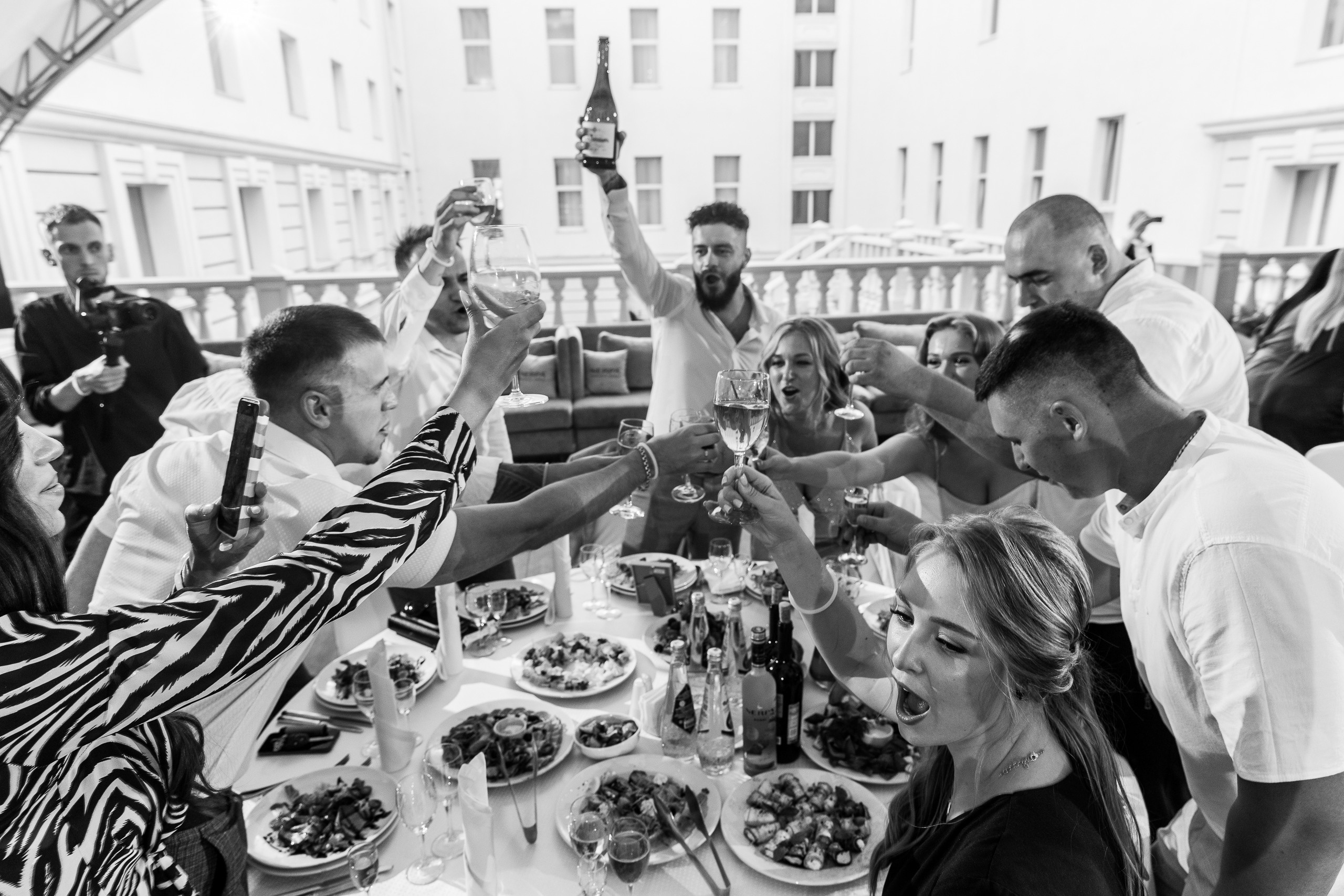 Здравствуйте! Я&nbsp;свадебный фотограф из&nbsp;Ульяновска, работаю в&nbsp;том числе по&nbsp;всей России и&nbsp;с&nbsp;выездом за&nbsp;границу. Снимаю свадьбы, lovestory, корпоративы, светский репортаж. Провожу обучение по&nbsp;фотографии, мастер-классы и&nbsp;воркшопы для других фотографов.