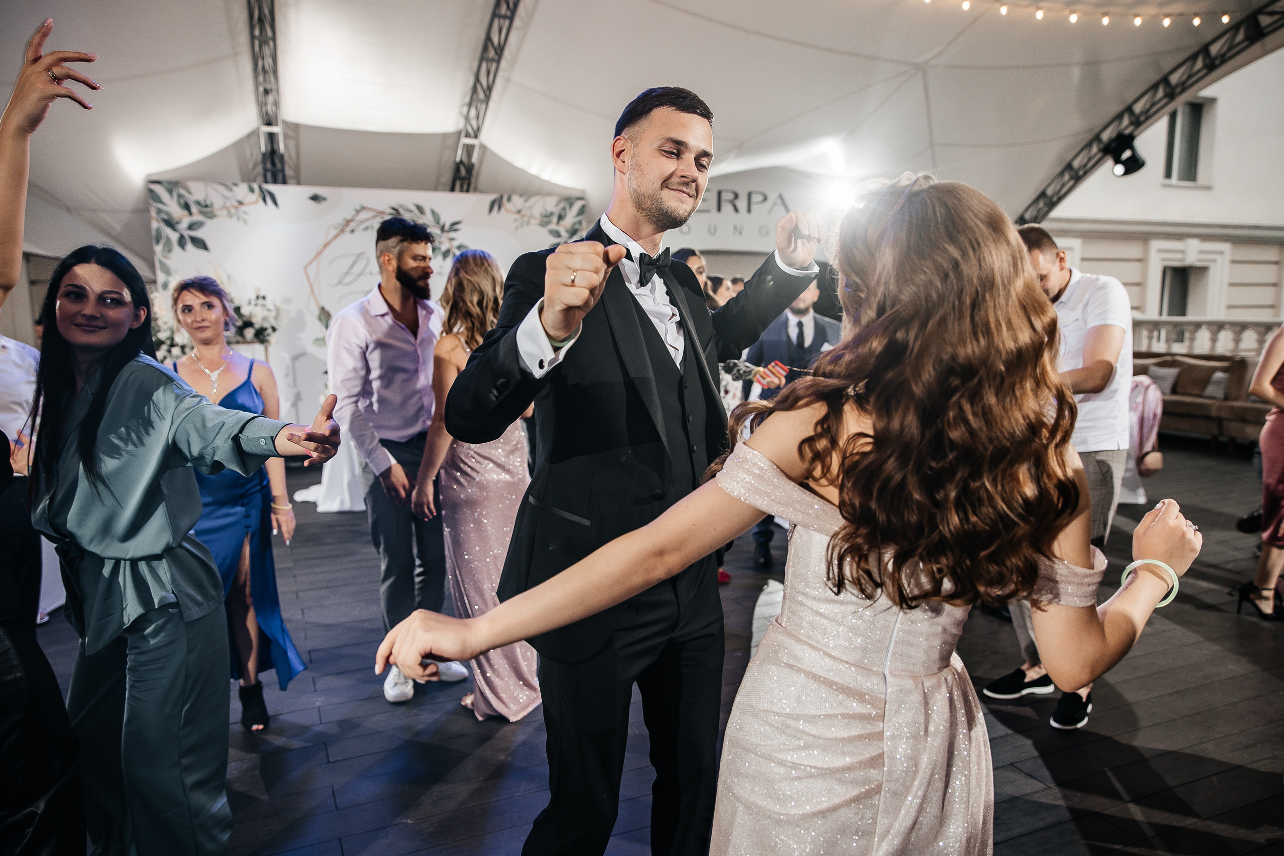 Здравствуйте! Я&nbsp;свадебный фотограф из&nbsp;Ульяновска, работаю в&nbsp;том числе по&nbsp;всей России и&nbsp;с&nbsp;выездом за&nbsp;границу. Снимаю свадьбы, lovestory, корпоративы, светский репортаж. Провожу обучение по&nbsp;фотографии, мастер-классы и&nbsp;воркшопы для других фотографов.