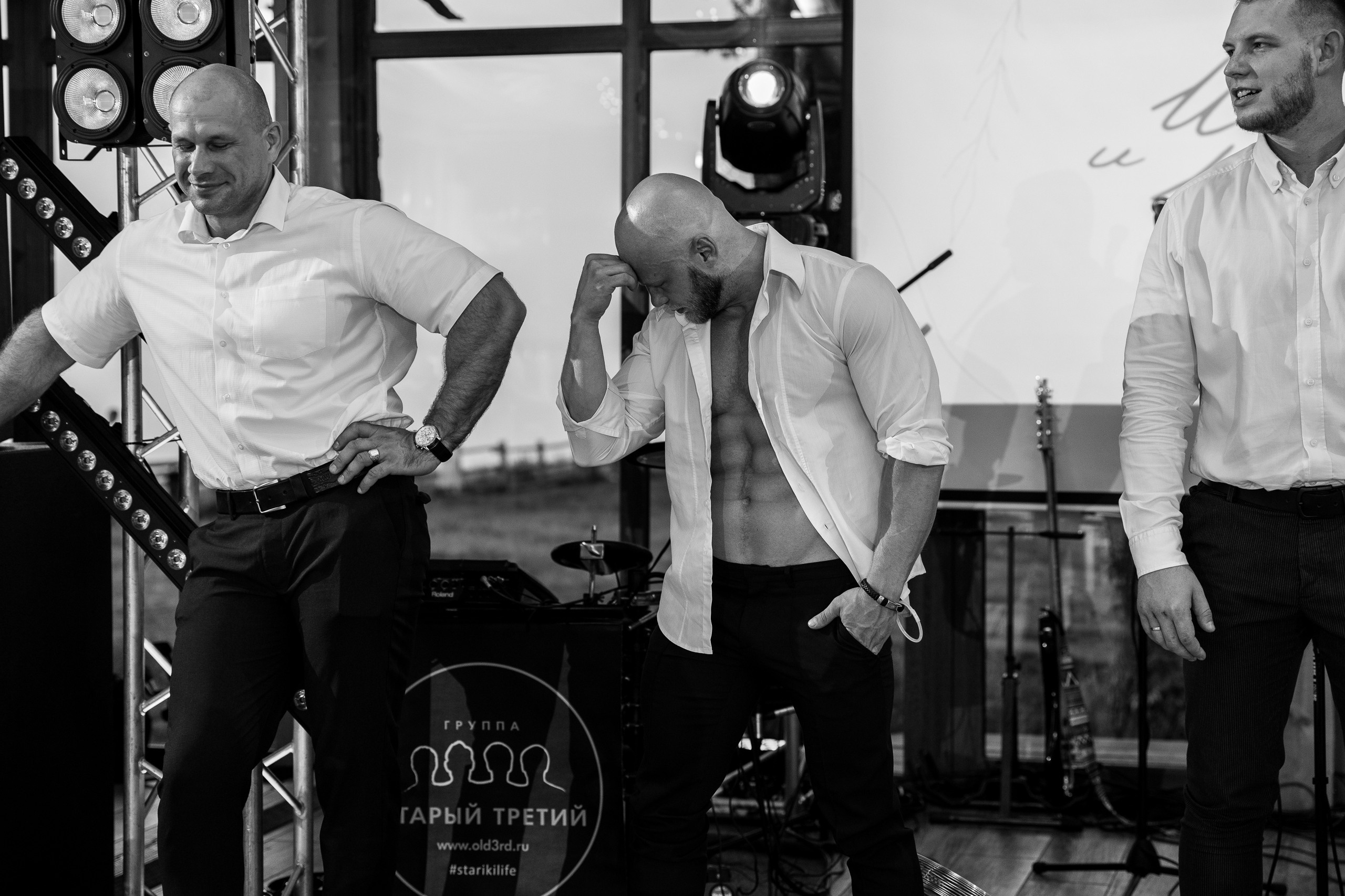 Здравствуйте! Я&nbsp;свадебный фотограф из&nbsp;Ульяновска, работаю в&nbsp;том числе по&nbsp;всей России и&nbsp;с&nbsp;выездом за&nbsp;границу. Снимаю свадьбы, lovestory, корпоративы, светский репортаж. Провожу обучение по&nbsp;фотографии, мастер-классы и&nbsp;воркшопы для других фотографов.