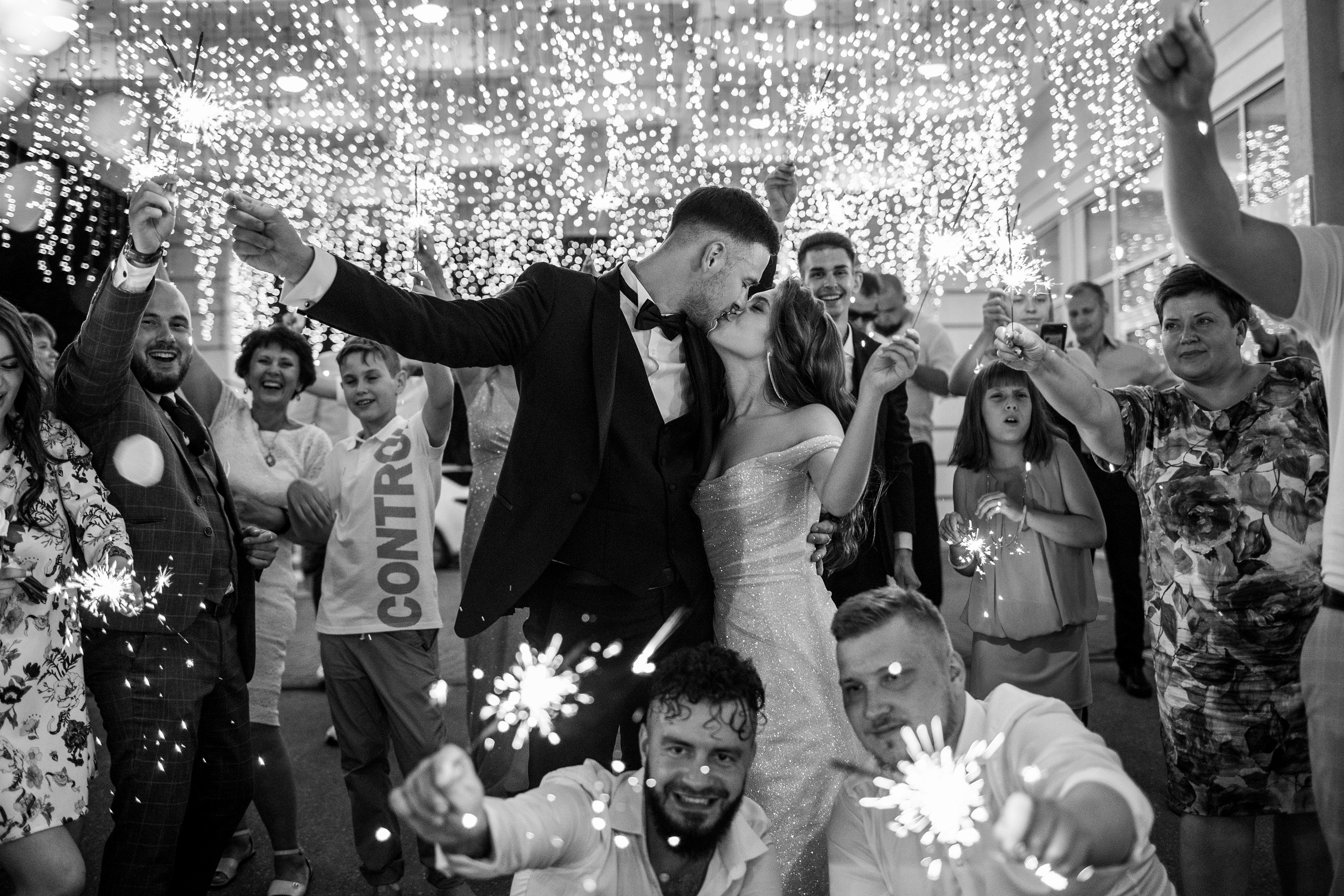 Здравствуйте! Я&nbsp;свадебный фотограф из&nbsp;Ульяновска, работаю в&nbsp;том числе по&nbsp;всей России и&nbsp;с&nbsp;выездом за&nbsp;границу. Снимаю свадьбы, lovestory, корпоративы, светский репортаж. Провожу обучение по&nbsp;фотографии, мастер-классы и&nbsp;воркшопы для других фотографов.