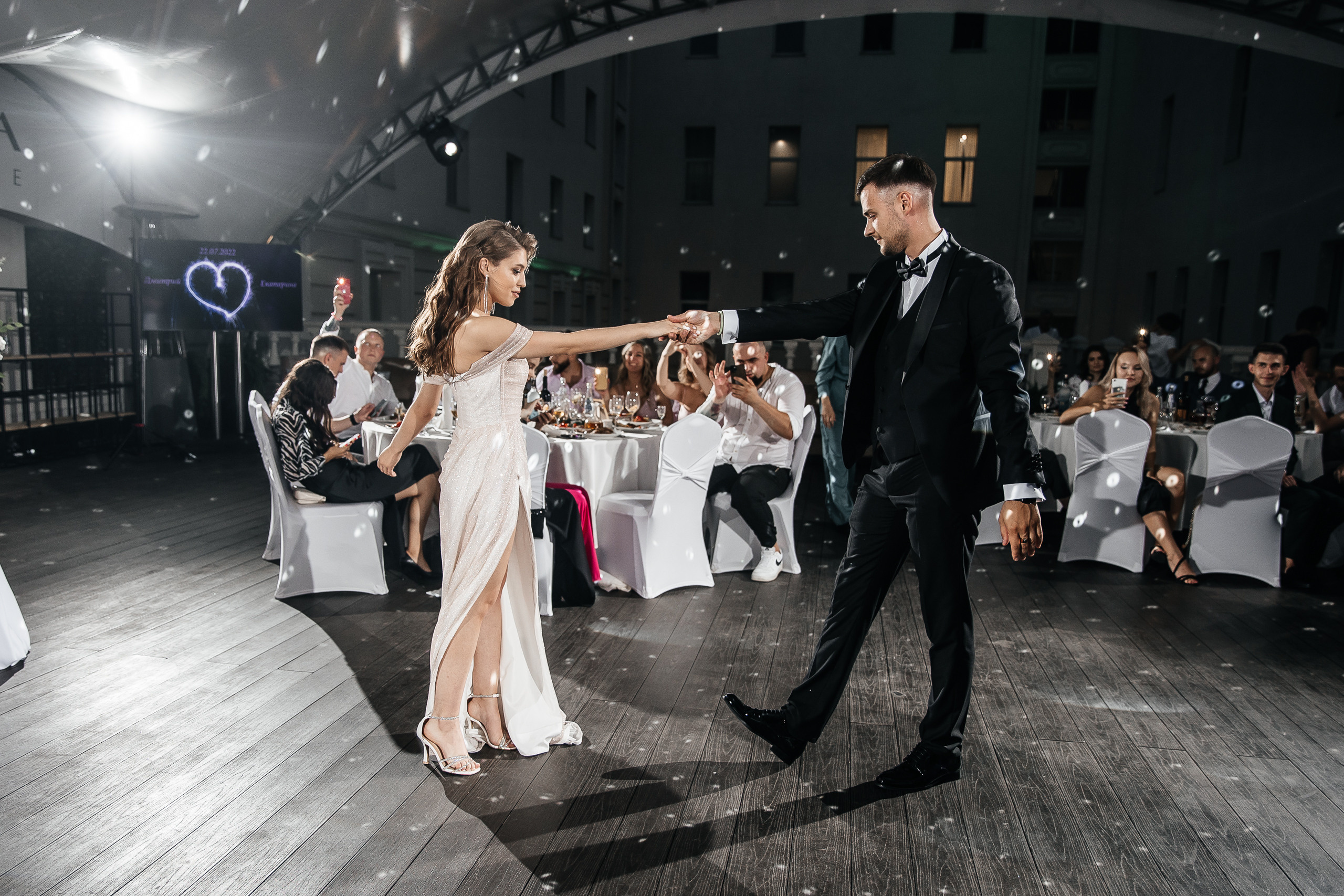 Здравствуйте! Я&nbsp;свадебный фотограф из&nbsp;Ульяновска, работаю в&nbsp;том числе по&nbsp;всей России и&nbsp;с&nbsp;выездом за&nbsp;границу. Снимаю свадьбы, lovestory, корпоративы, светский репортаж. Провожу обучение по&nbsp;фотографии, мастер-классы и&nbsp;воркшопы для других фотографов.