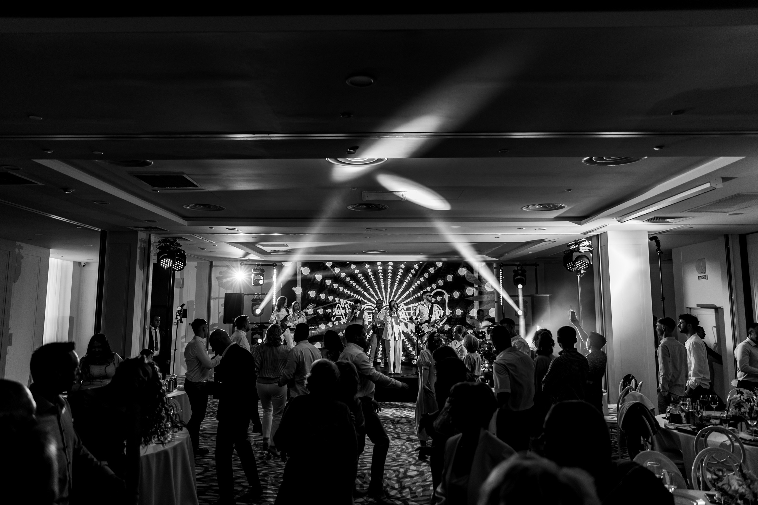 Здравствуйте! Я&nbsp;свадебный фотограф из&nbsp;Ульяновска, работаю в&nbsp;том числе по&nbsp;всей России и&nbsp;с&nbsp;выездом за&nbsp;границу. Снимаю свадьбы, lovestory, корпоративы, светский репортаж. Провожу обучение по&nbsp;фотографии, мастер-классы и&nbsp;воркшопы для других фотографов.