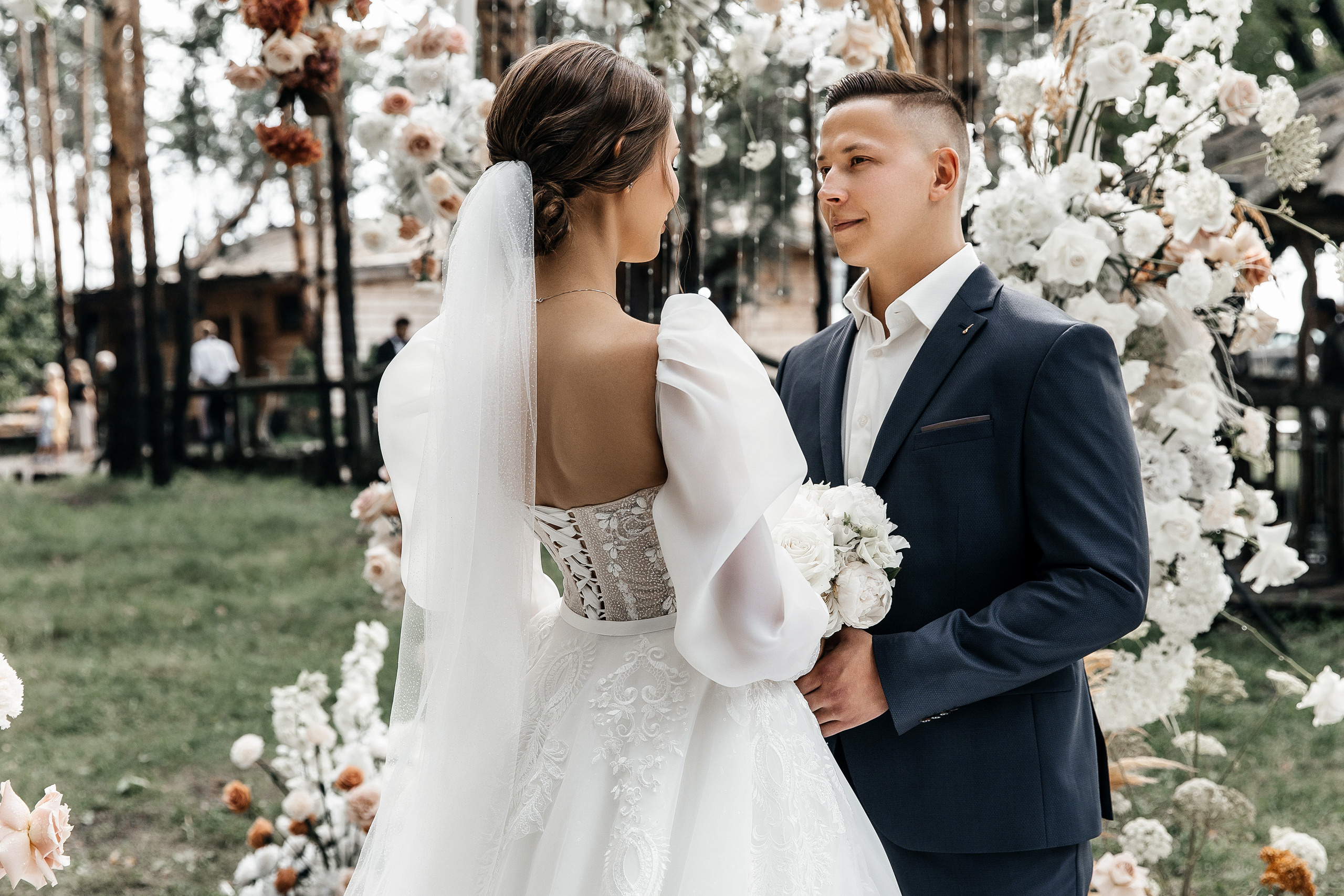 Здравствуйте! Я&nbsp;свадебный фотограф из&nbsp;Ульяновска, работаю в&nbsp;том числе по&nbsp;всей России и&nbsp;с&nbsp;выездом за&nbsp;границу. Снимаю свадьбы, lovestory, корпоративы, светский репортаж. Провожу обучение по&nbsp;фотографии, мастер-классы и&nbsp;воркшопы для других фотографов.